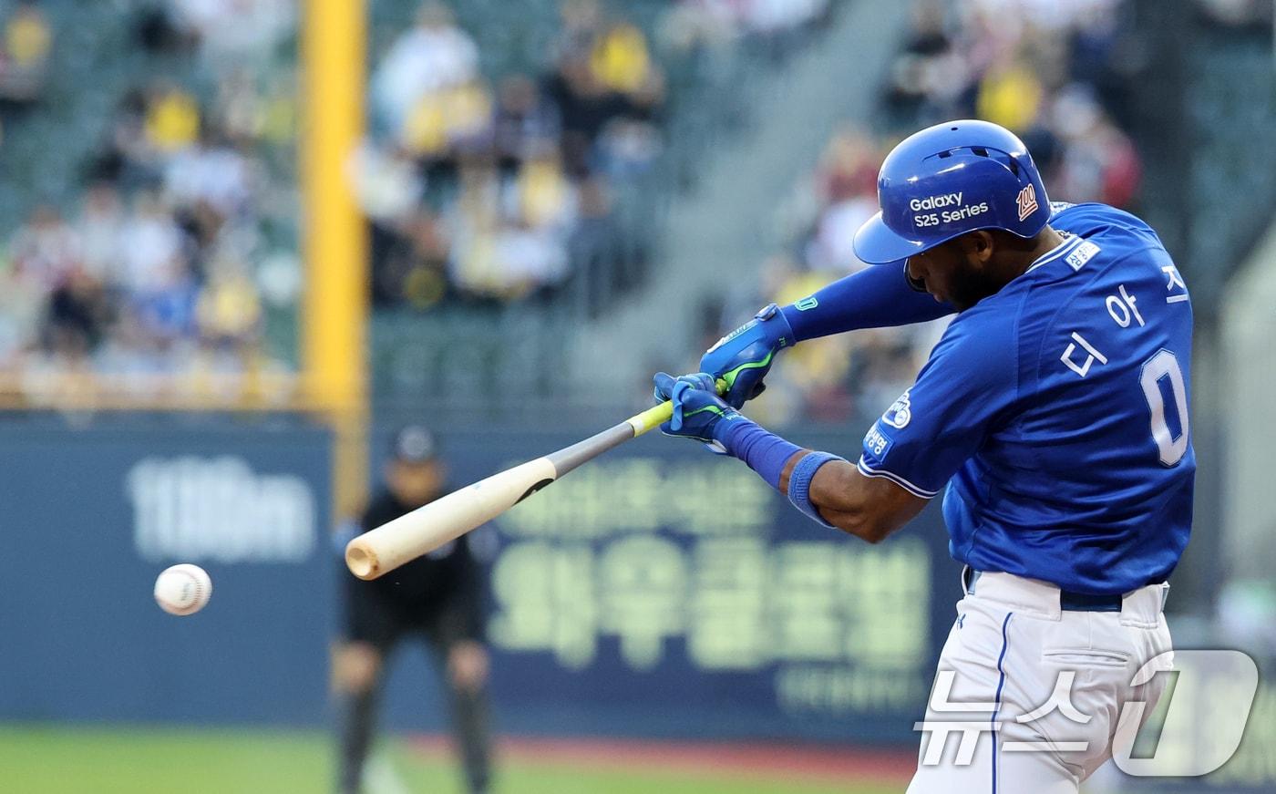 16일 서울 송파구 잠실야구장에서 열린 프로야구 &#39;2025 신한 SOL 뱅크 KBO리그&#39; 삼성 라이온즈와 LG 트윈스의 경기, 1회초 삼성 공격 2사 주자 3루 상황 디아즈가 안타를 치고 있다. 2025.4.16/뉴스1 ⓒ News1 이승배 기자