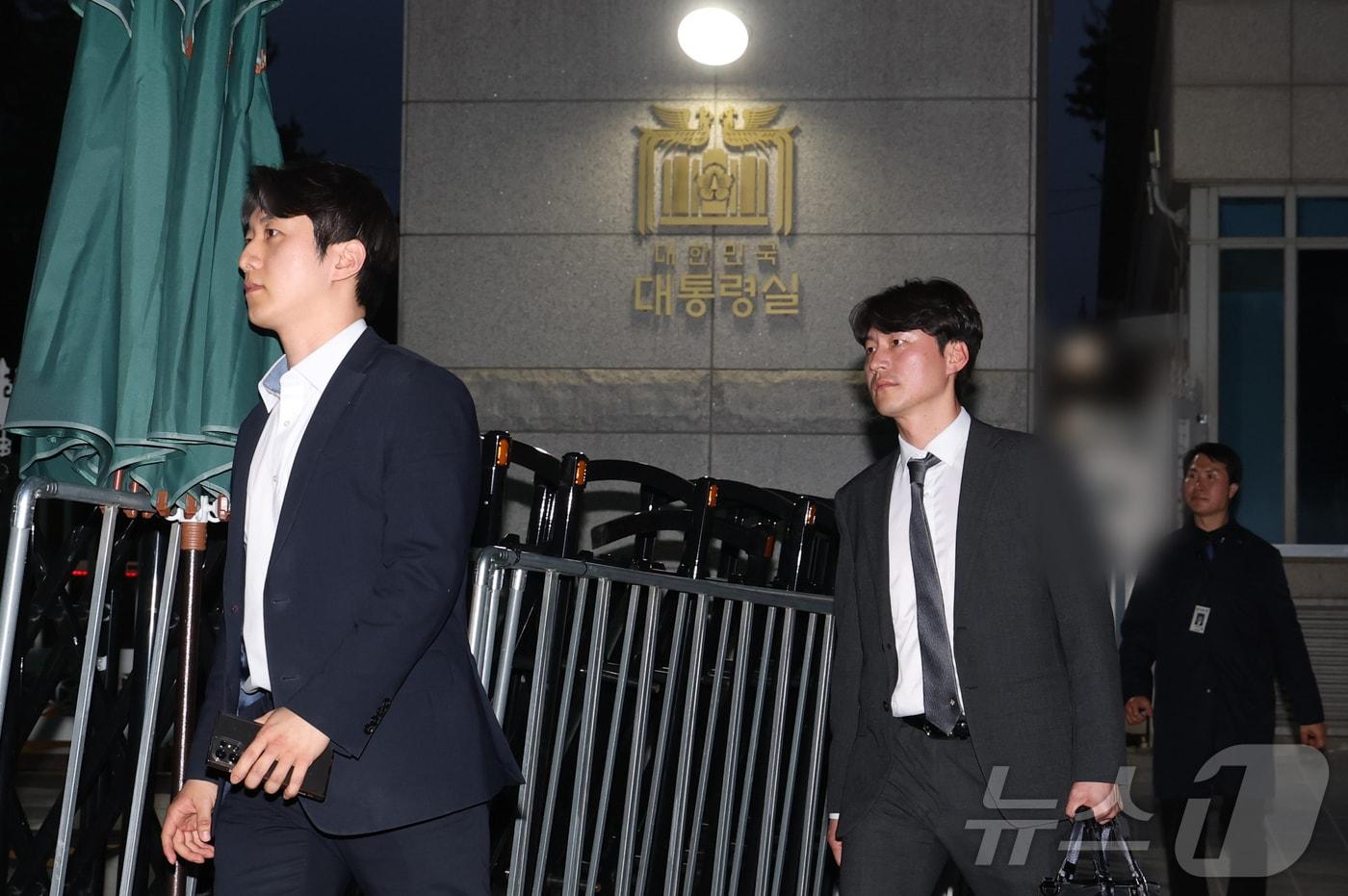 대통령실 압수수색을 시도했던 경찰 비상계엄 특별수사단이 16일 서울 용산 대통령실 민원실을 나오고 있다. &#40;공동취재&#41; 2025.4.16/뉴스1 ⓒ News1 허경 기자