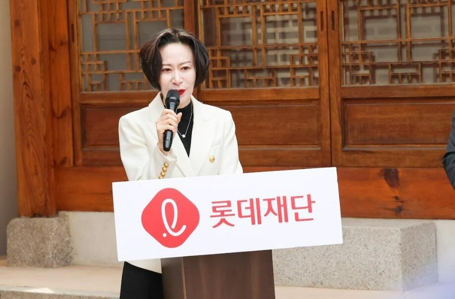 본문 이미지 - 장혜선 롯데재단 이사장이 전시회 개막식에서 인사말을 하고 있다. (롯데재단 제공)