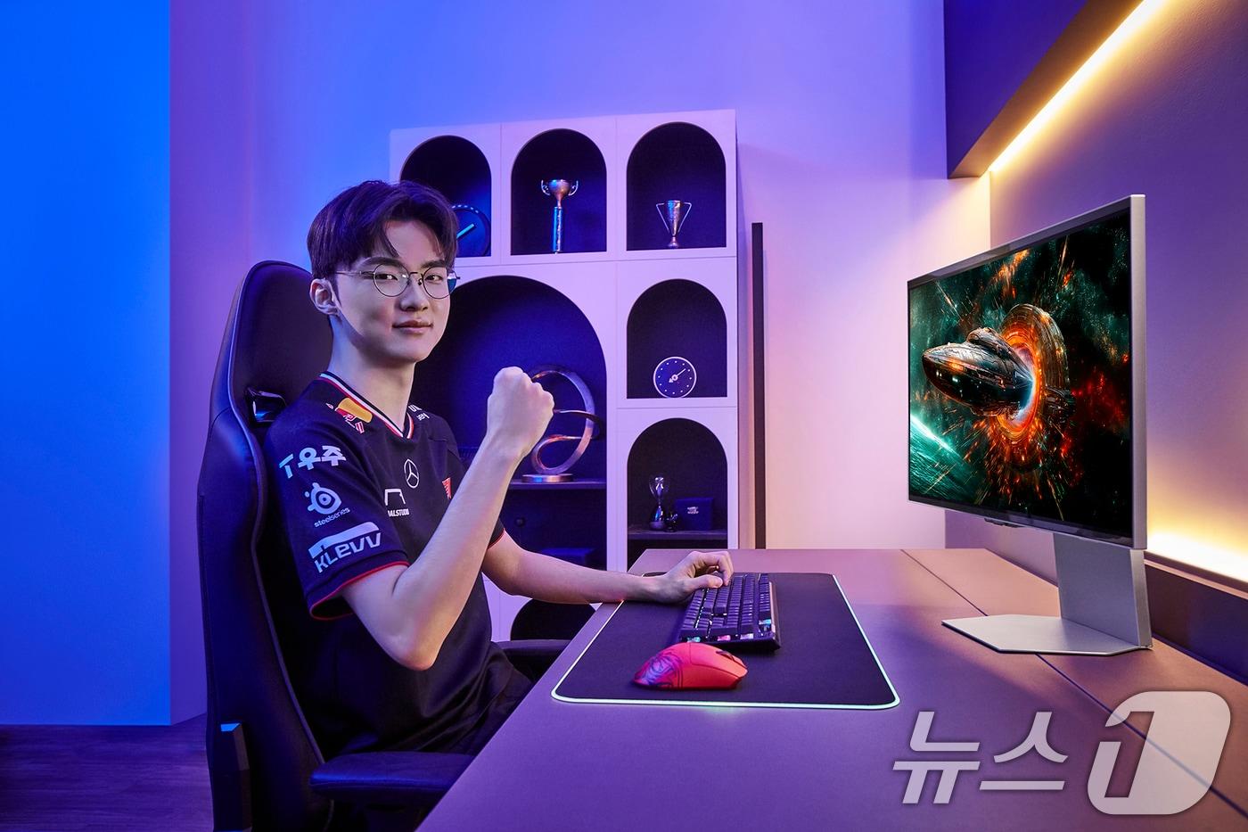 삼성전자가 글로벌 게이밍 모니터 시장에서 2019년 첫 글로벌 1위 달성 이후 6년 연속 1위를 기록했다고 17일 밝혔다. T1 페이커 선수가 '오디세이OLED G8'을 체험하고 있다. (삼성전자 제공. 재판매 및 DB 금지) 2025.4.17/뉴스1