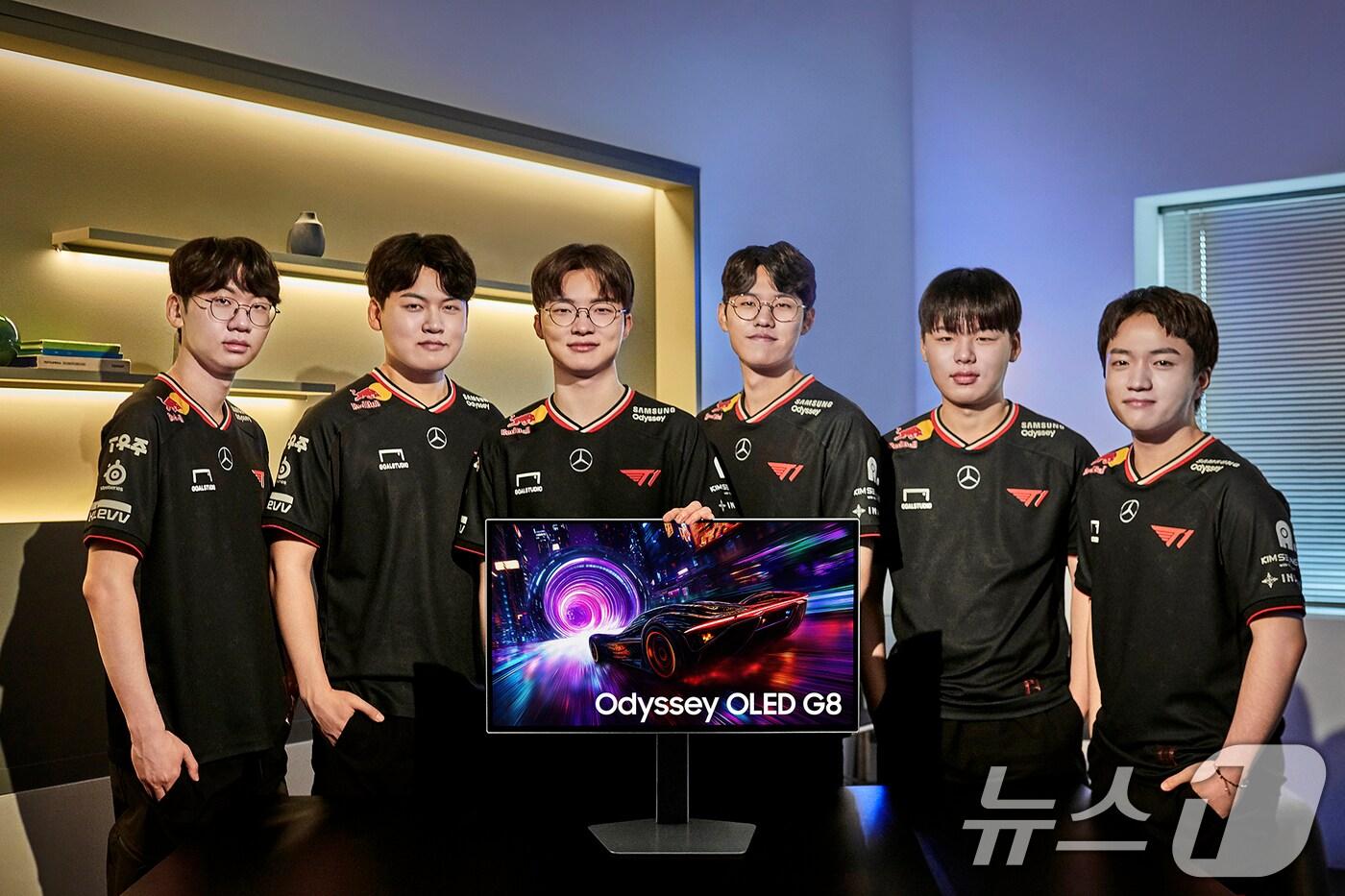 삼성전자가 글로벌 게이밍 모니터 시장에서 2019년 첫 글로벌 1위 달성 이후 6년 연속 1위를 기록했다고 17일 밝혔다. T1 선수단이 '오디세이OLED G8'을 소개하고 있다. (삼성전자 제공. 재판매 및 DB 금지) 2025.4.17/뉴스1
