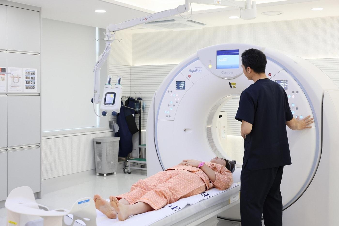 포인트 맘케어 캠페인에 참여한 소아암 환아 어머니가 하남 보바스병원에서 CT촬영을 진행하고 있다(롯데멤버스 제공).