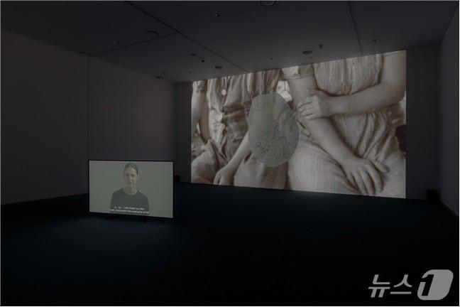 본문 이미지 - 소장품섬 최찬숙 : 밋찌나 전시장 내부.(부산시청 제공. 재판매 및 DB 금지)