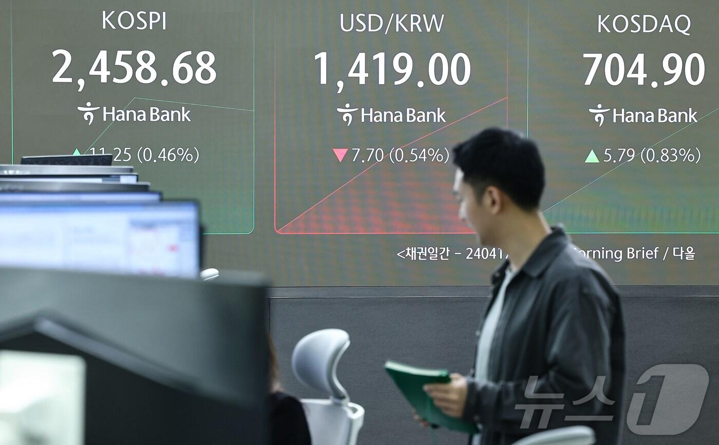 17일 오전 서울 중구 하나은행 본점 딜링룸 전광판에 개장 시황이 나오고 있다. 2025.4.17/뉴스1 ⓒ News1 김도우 기자