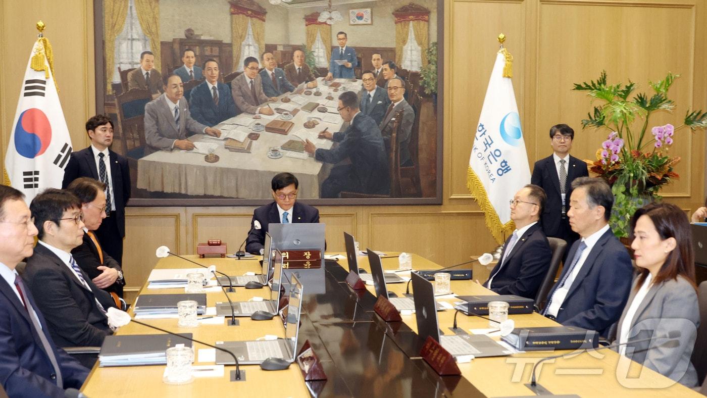 이창용 한국은행 총재가 지난달 금융통화위원회 본회의를 주재하고 있다. (자료사진) /뉴스1