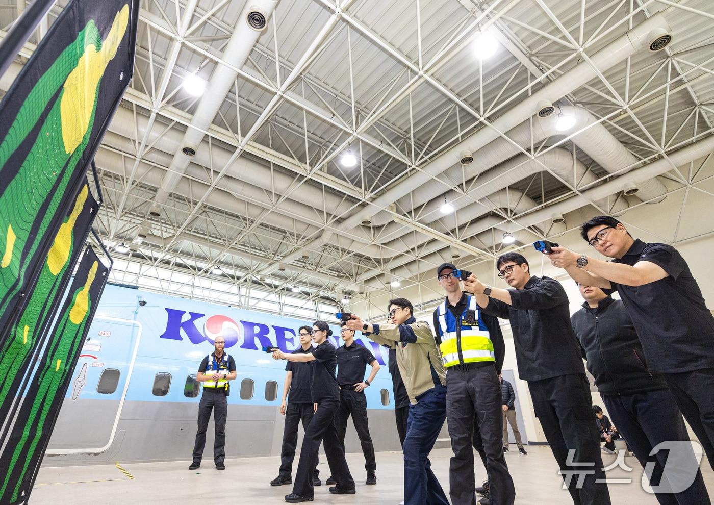 지난 15일부터 17일까지 사흘간 서울 강서구 대한항공 객실훈련센터에서 대한항공, 아시아나항공, 진에어 소속 객실안전교관들이미국 보안기업 액손(AXON)이 주관한 전기충격기(에어테이저) 사용 교육에 참여한 모습(대한항공 제공). 2025.03.17.