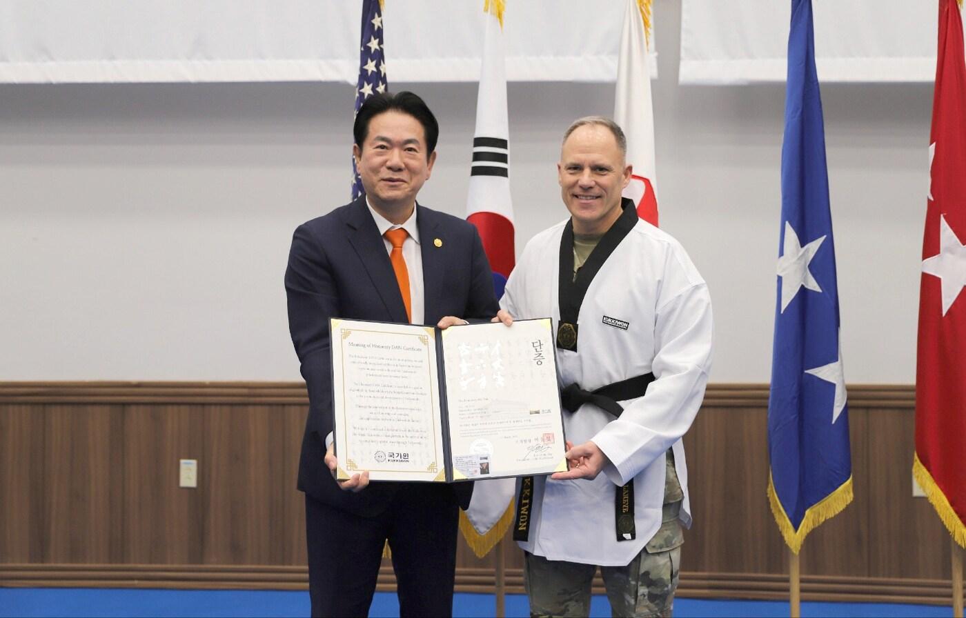 이동섭 국기원장(왼쪽)이 크리스토퍼 라니브 사령관에게 명예단증을 수여했다. (국기원 제공)