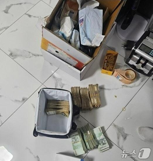 본문 이미지 - 전남 경찰이 보이스피싱 자금 세탁 일당에게 압수한 현금 다발의 모습.(전남경찰청 제공. 재판매 및 DB 금지)