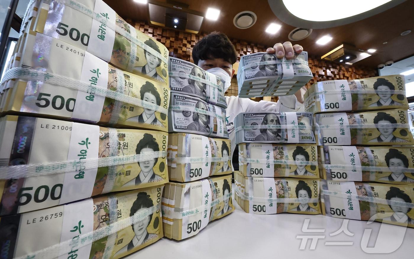 서울 중구 하나은행 위변조대응센터 직원이 달러와 원화 지폐를 살펴보고 있다. 2025.4.17/뉴스1 ⓒ News1 김도우 기자