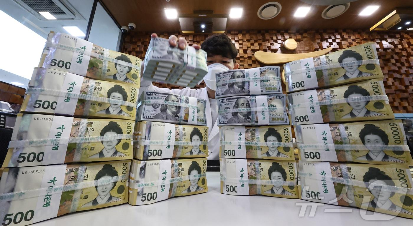 서울 중구 하나은행 위변조대응센터 직원이 달러와 원화 지폐를 살펴보고 있다. 2025.4.17/뉴스1 ⓒ News1 김도우 기자