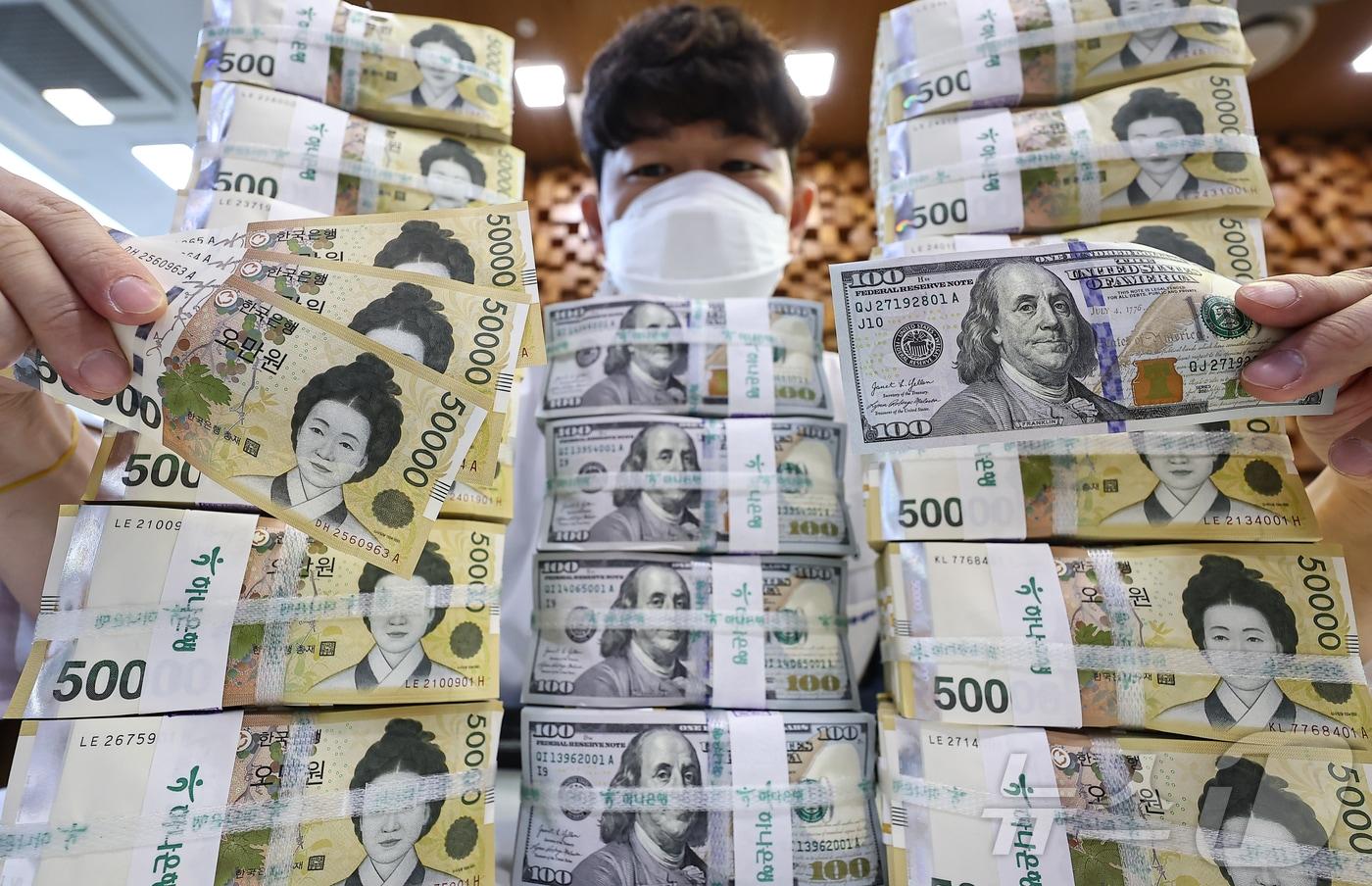 서울 중구 하나은행 위변조대응센터 직원이 달러와 원화 지폐를 살펴보고 있다. 2025.4.17/뉴스1 ⓒ News1 김도우 기자