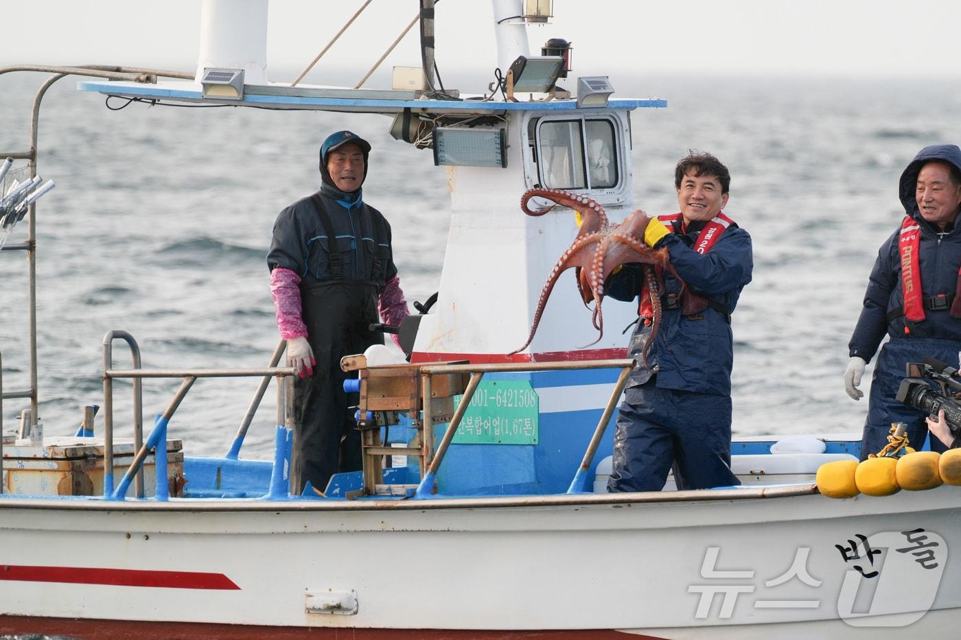 동해안 최북단 저도어장을 찾은 김진태 강원도지사.(강원도 제공, 재판매 및 DB 금지) 