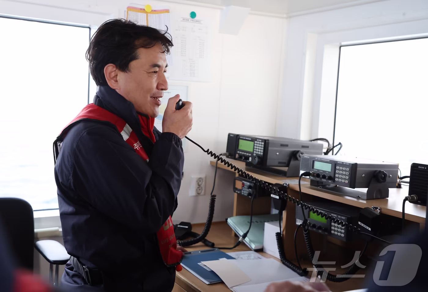 동해안 최북단 저도어장 어업지도선에 탑승한 김진태 강원도지사가 안전점검을 하고 있다. 저도어장은 1972년 4월 최초 개방 이후 매년 4월 초~12월 말 고성지역 어업인들에게 개방되는 &#39;동해안 최북단&#39; 어장이다.&#40;강원도 제공, 재판매 및 DB 금지&#41; 2025.4.17/뉴스1 ⓒ News1 윤왕근 기자