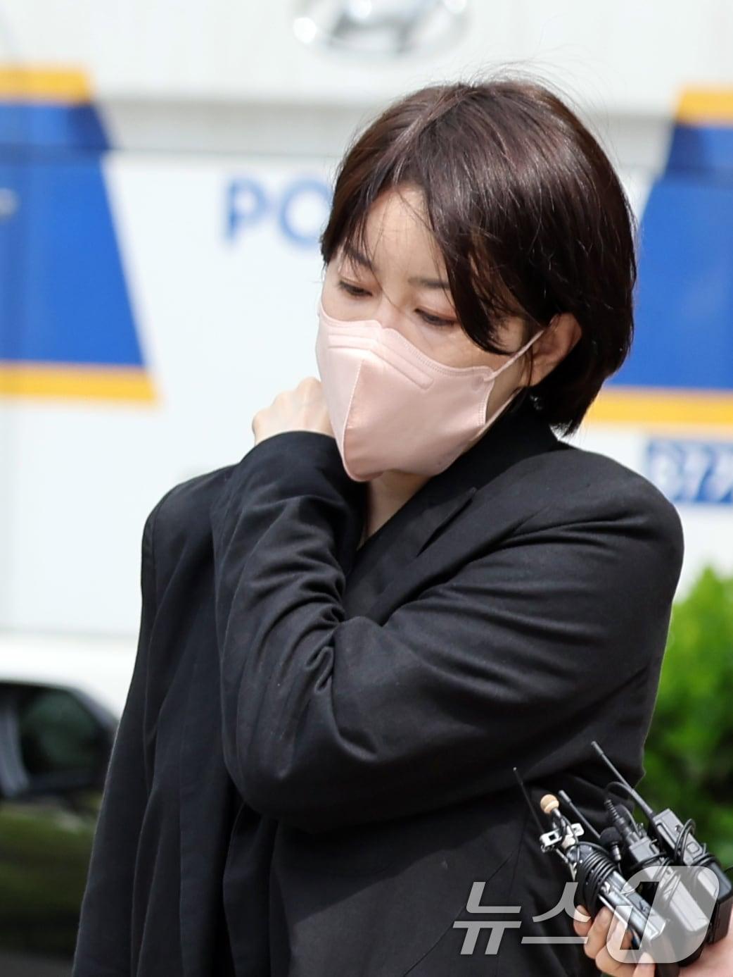 본문 이미지 - 음주운전 및 불법 숙박업 운영 혐의를 받는 문재인 전 대통령 딸 문다혜 씨가 지난 4월 17일 오전 서울 마포구 서울서부지방법원에서 열린 도로교통법 위반&#40;음주 운전&#41;·공중위생관리법 위반 혐의 1심 선고기일에 출석하고 있다. 2025.4.17/뉴스1 ⓒ News1 황기선 기자