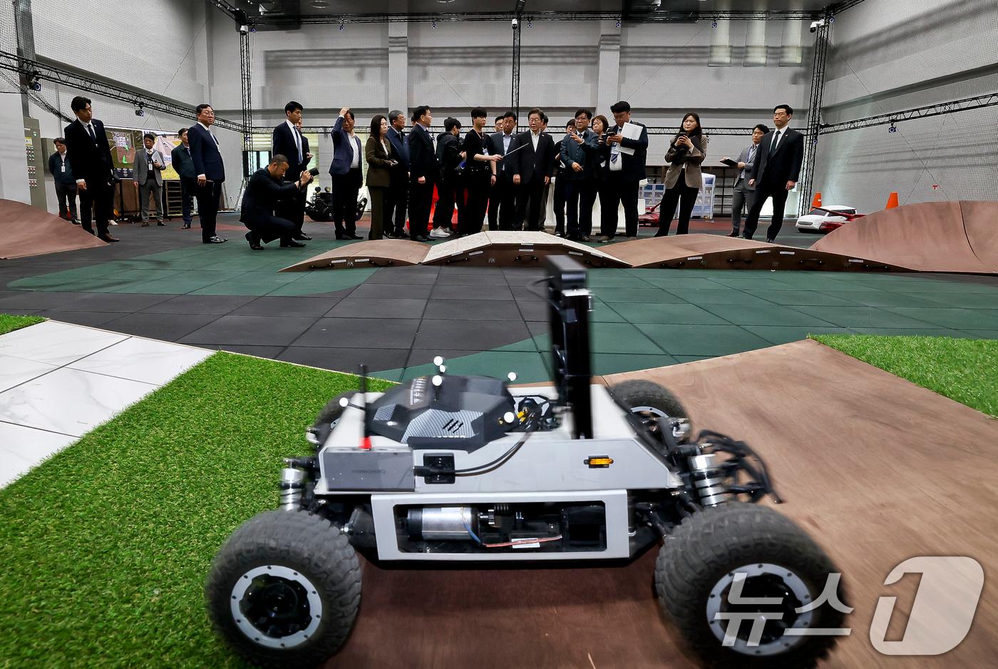 17일 오전 대전 유성구 국방과학연구소에서  AI 기반 무인체계를 탑재한 장치가 이동하고 있다.  2025.4.17/뉴스1 ⓒ News1 국회사진취재단