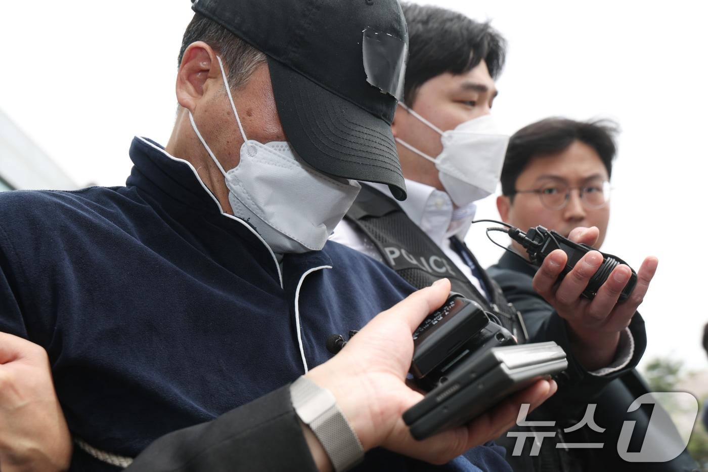 17일 오후 경기 용인시 처인구 용인동부경찰서에서 살인 및 존속살인 혐의를 받는 A 씨가 구속 전 피의자 심문&#40;영장실질심사&#41;를 받기 위해 나오고 있다. A 씨는 지난 14일 오후 용인시 수지구 아파트에서 80대 부모와 50대 아내, 10~20대 딸 2명 등 5명에게 수면제를 먹여 잠들게 한 후 차례로 살해한 혐의를 받고 있다. 2025.4.17/뉴스1 ⓒ News1 김영운 기자