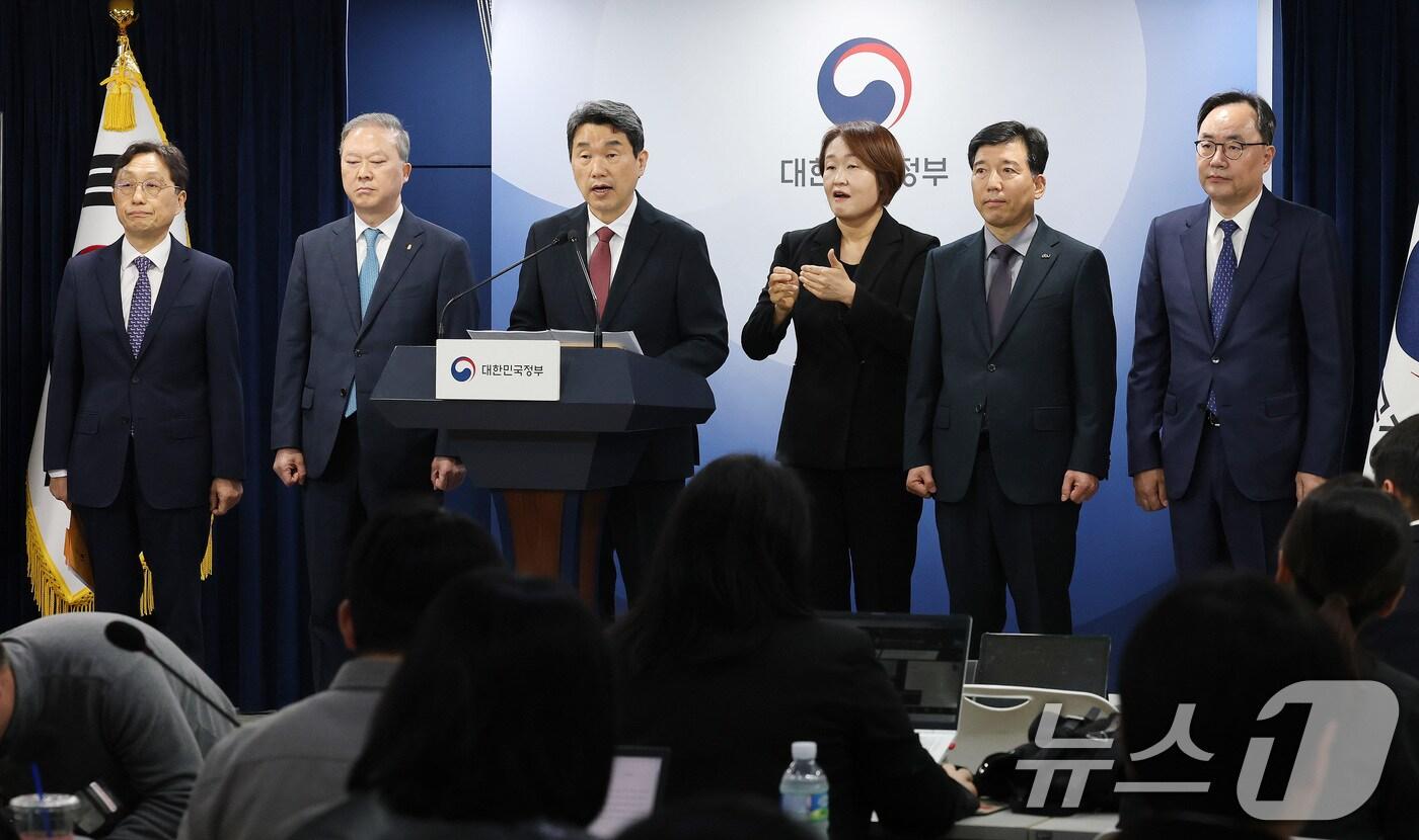 본문 이미지 - 이주호 대통령 권한대행 부총리 겸 교육부 장관이 4월 17일 서울 종로구 정부서울청사에서 2026학년도 의대 모집인원 조정 방향 관련 브리핑을 하고 있다. /뉴스1 ⓒ News1 임세영 기자