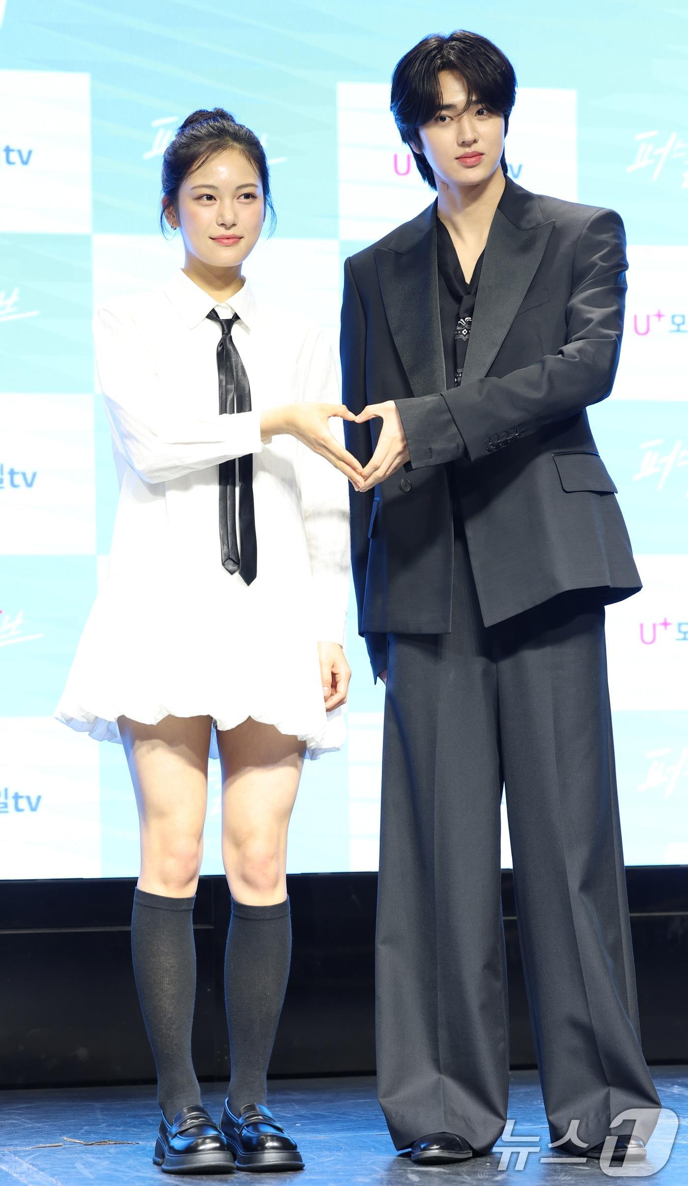 본문 이미지 - 배우 정지수와 은찬(오른쪽)이 17일 서울 마포구 서교동 H-STAGE에서 열린 U+모바일tv 6부작 옴니버스 드라마 '퍼스트 러브' 제작발표회에 참석해 포즈를 취하고 있다. '퍼스트 러브'는 같은 시간, 같은 공간에서 펼쳐지는 18세 소년·소녀들의 각기 다른 첫사랑 이야기를 담은 총 6편의 옴니버스 드라마다. 2025.4.17/뉴스1 ⓒ News1 권현진 기자