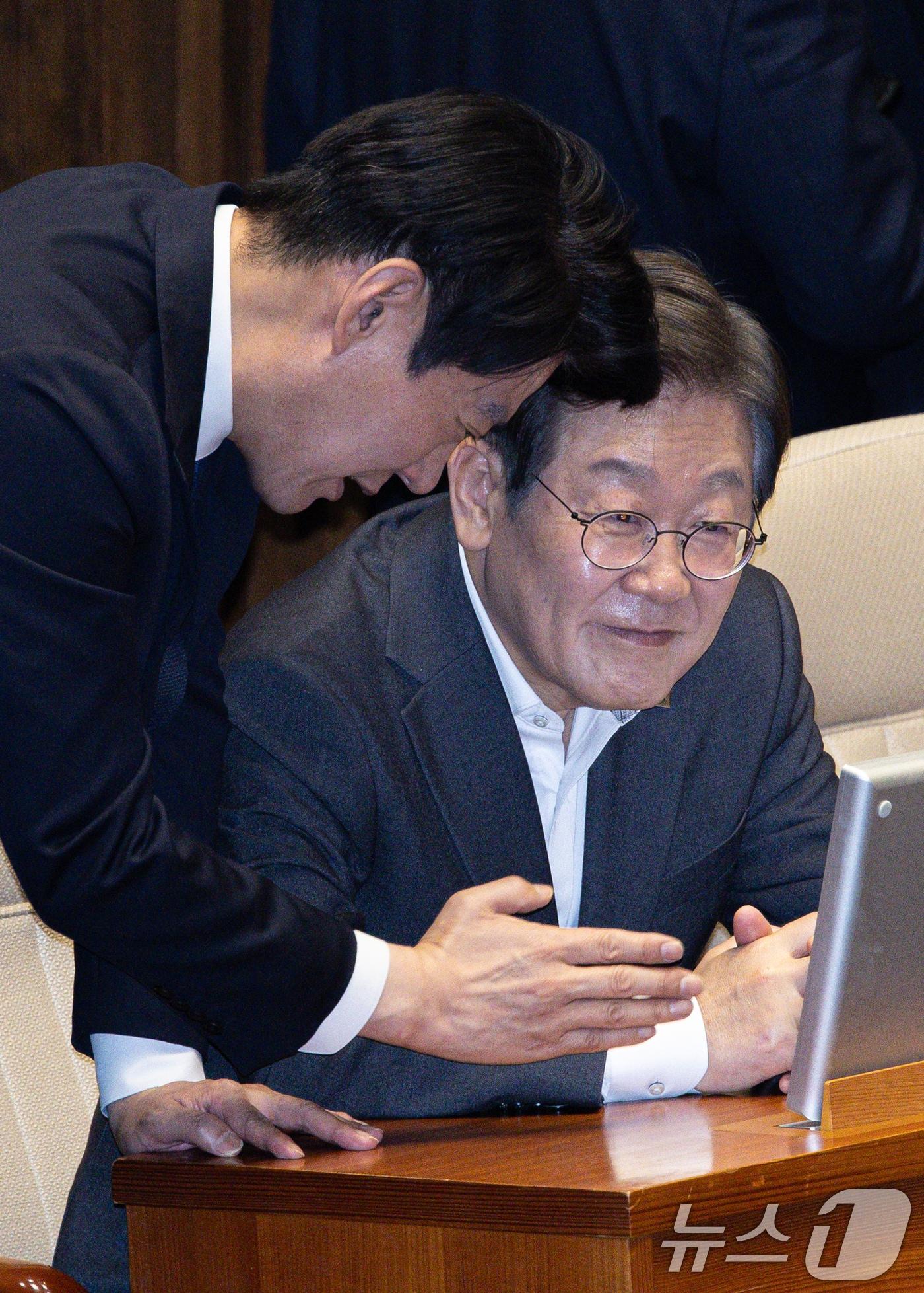 본문 이미지 - 2025년 4월 17일 대통령선거 출마를 선언한 이재명 전 더불어민주당 대표에게 한민수 대변인이 국회 본회의 도중 뭔가 설명하고 있는 모습.  2025.4.17/뉴스1 ⓒ News1 이재명 기자