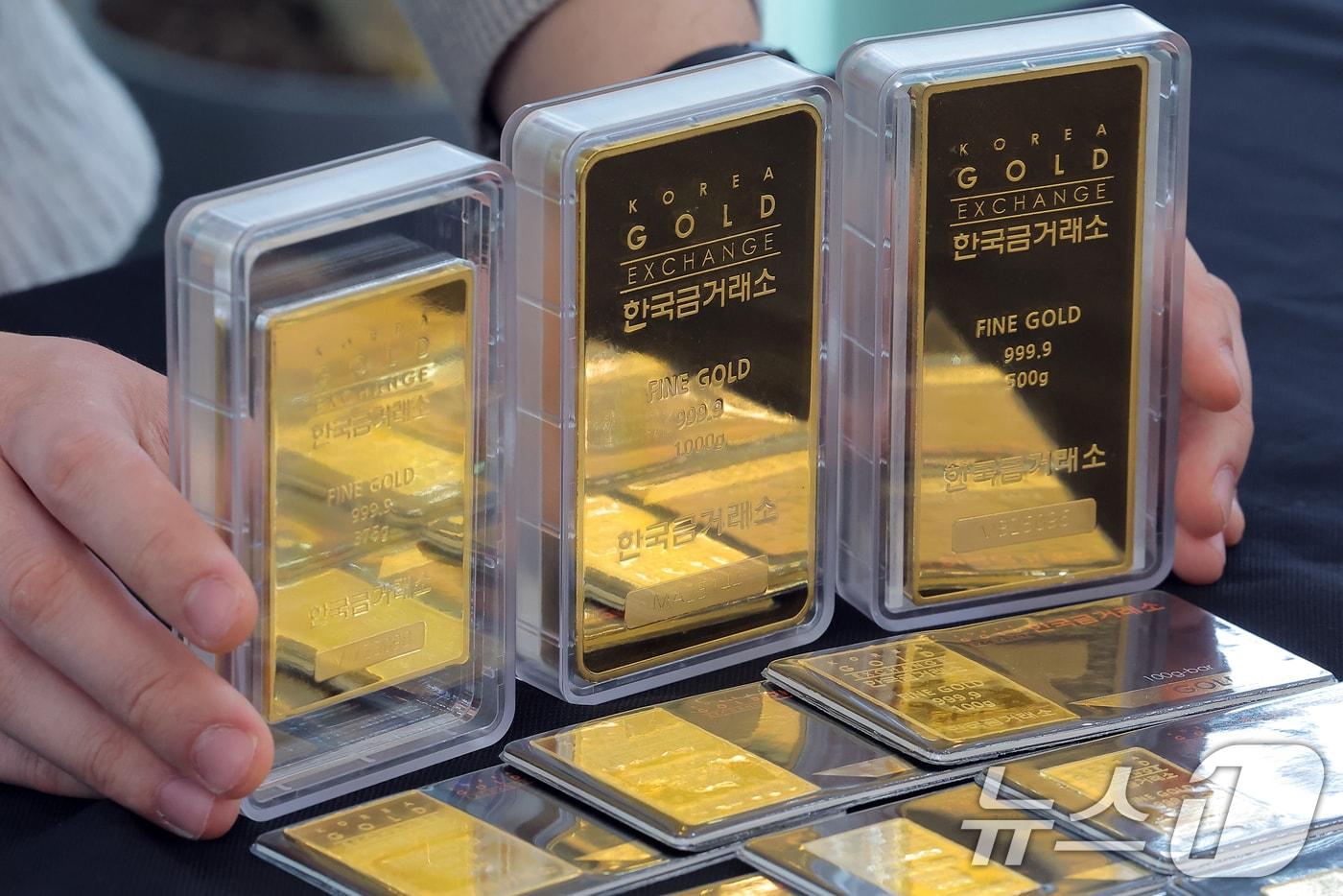 서울 종로구 한국금거래소에서 관계자가 골드바를 정리하고 있다. 2025.4.17/뉴스1 ⓒ News1 박정호 기자 <자료사진>