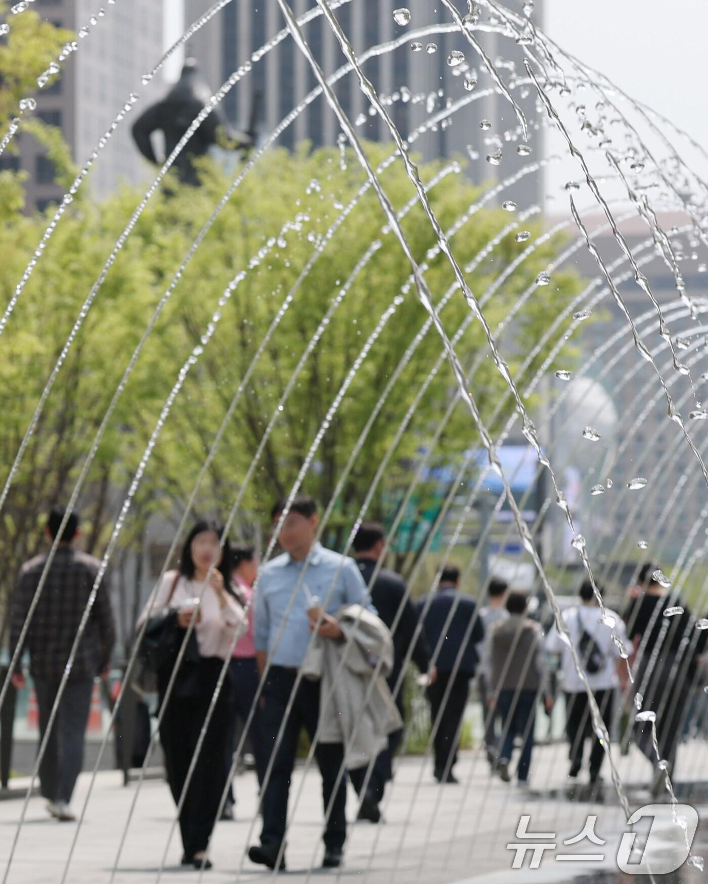 본문 이미지 - 길 걷는 시민들.(뉴스1 DB)