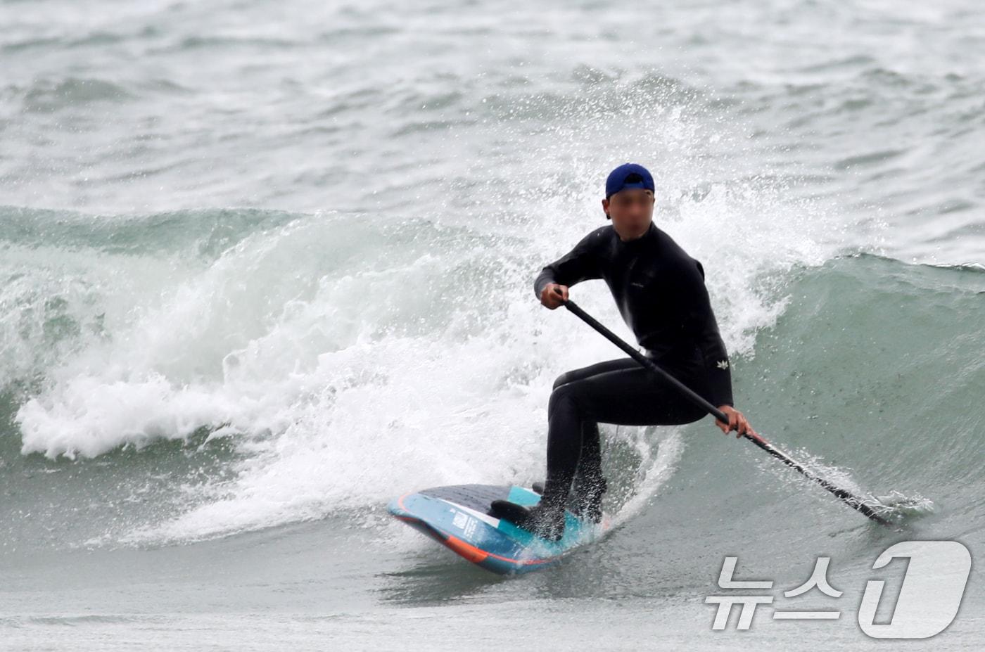 본문 이미지 - 부산에 강풍주의보가 발효된 17일 오후 부산 해운대구 송정해수욕장에서 서퍼들이 파도를 타며 서핑을 하고 있다. 2025.4.17/뉴스1 ⓒ News1 윤일지 기자