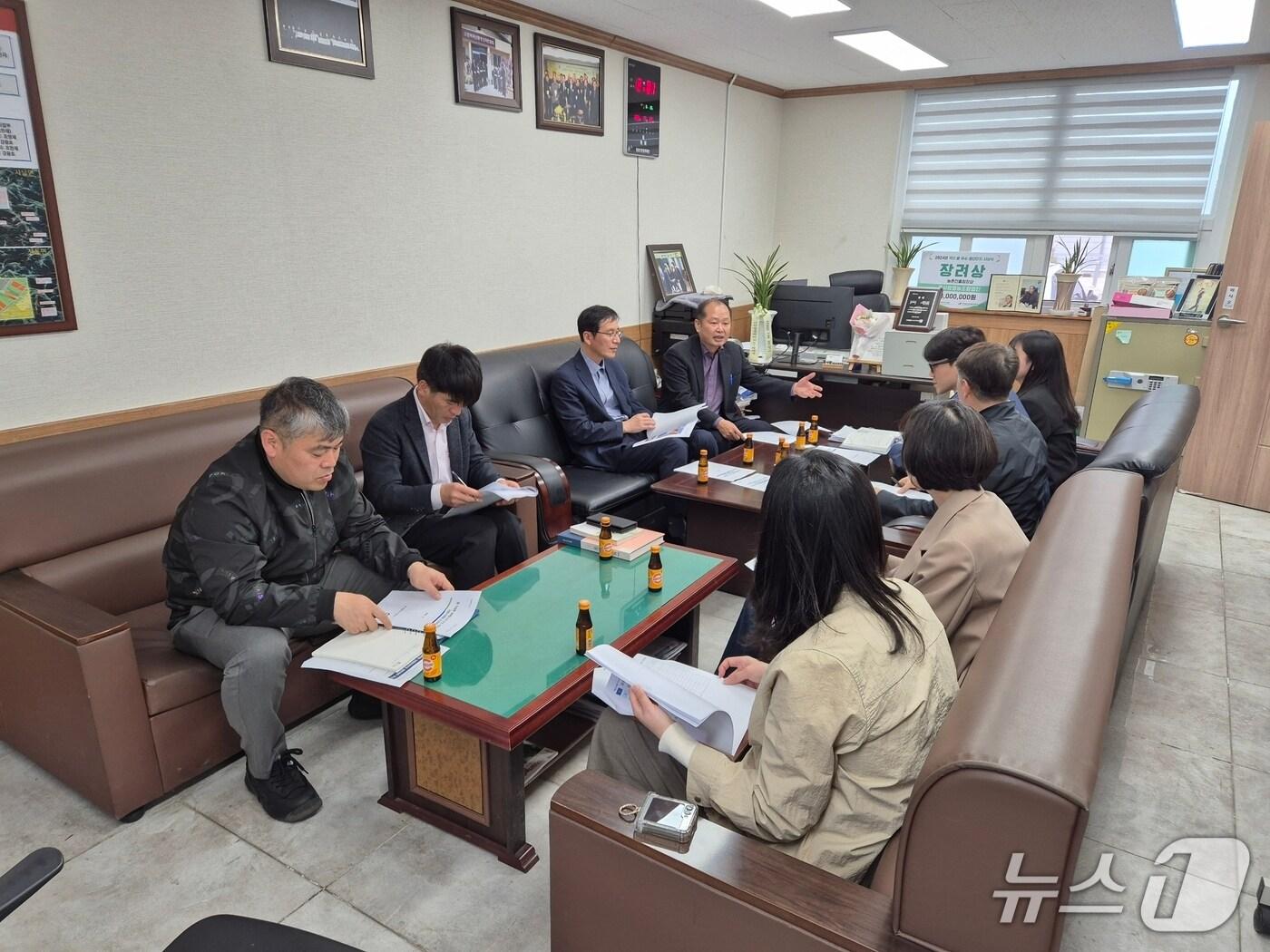 본문 이미지 - 사천시와 농촌진흥청, 경남농업기술원 관계자들이 곤명면 콩 자립형 융복합단지 조성사업 추진 현황을 점검하고 있다.&#40;사천시 제공. 재판매 및 DB금지.&#41;