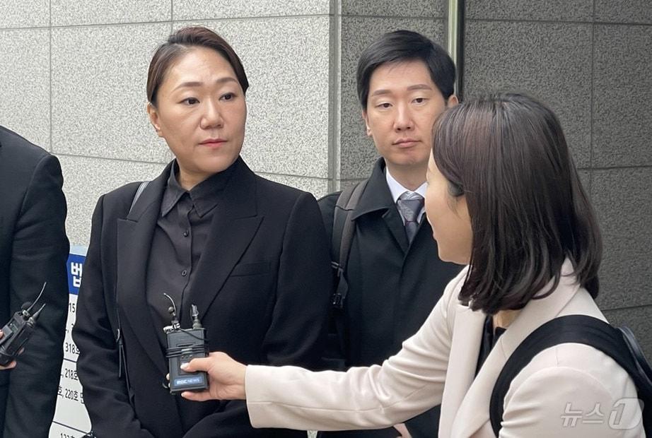 본문 이미지 - 강혜경 씨가 창원시 성산구 창원지법 법정동 앞에서 취재진의 질문에 답하고 있다. 2025.4.17/뉴스1 ⓒ News1 강정태 기자