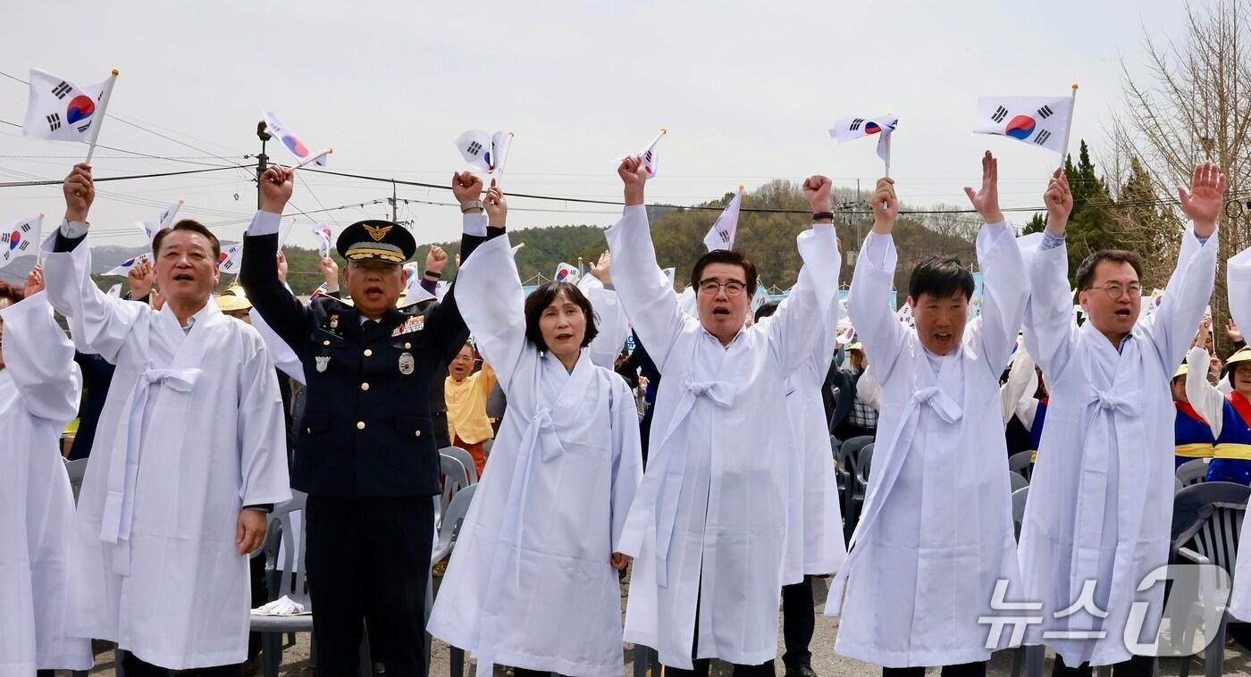 본문 이미지 - 김동일 시장(오른쪽 세번째)과 참석자들이 ‘제106주년 주렴산 3.1만세운동 추모 기념행사’에서 만세를 외치고 있다. (보령시 제공. 재판매 및 DB금지) /뉴스1