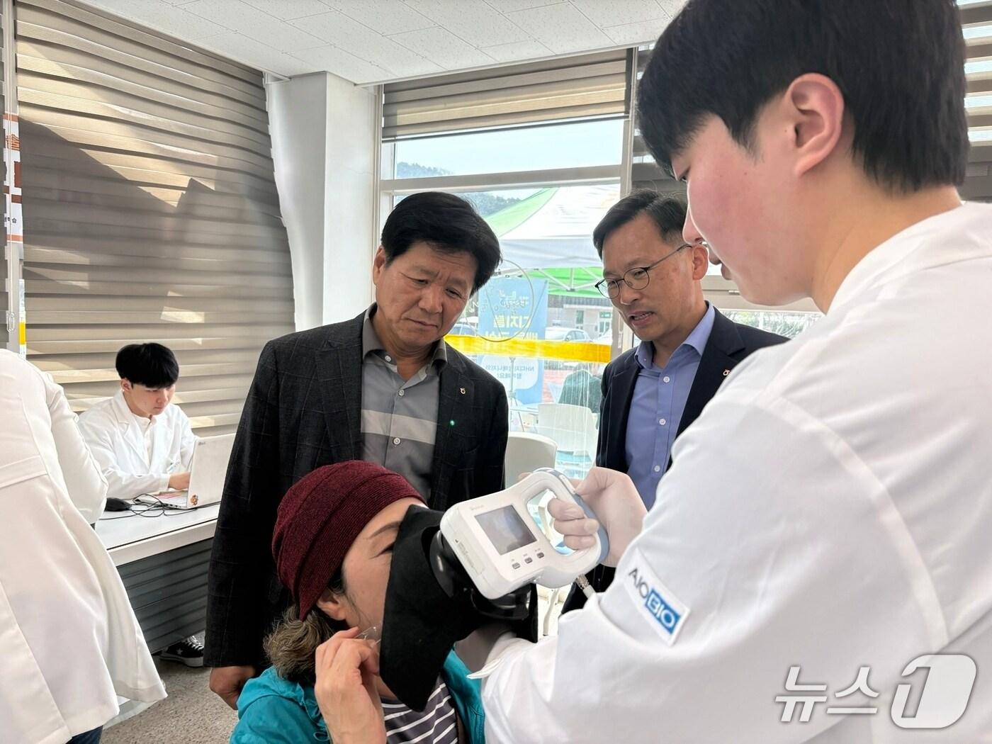 본문 이미지 - 찾아가는 의료서비스 ‘농촌 왕진버스’.(농협 강원본부 제공. 재판매 및 DB금지)/뉴스1