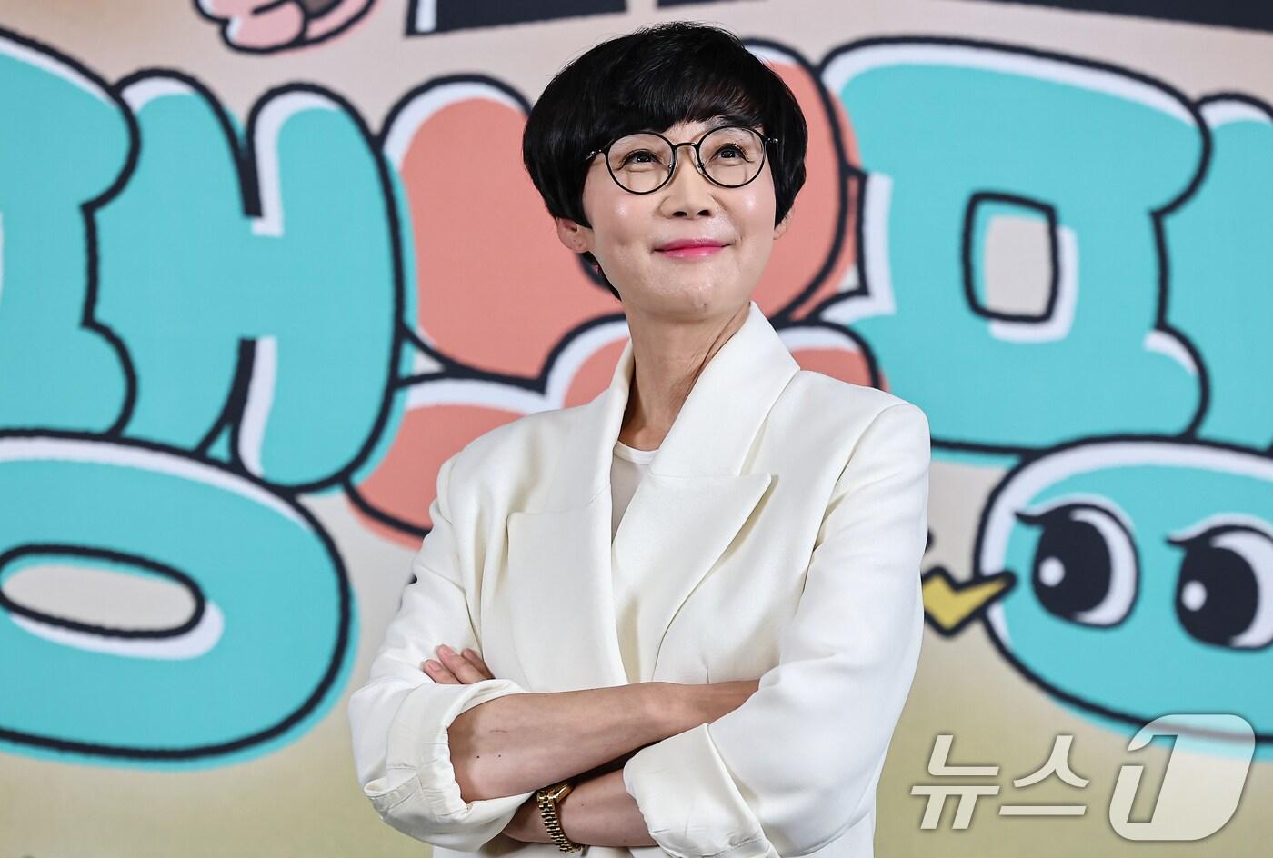 코미디언 팽현숙이 17일 서울 마포구 스탠포드호텔에서 열린 예능 프로그램 '대결! 팽봉팽봉' 제작발표회에 참석해 포즈를 취하고 있다. '대결! 팽봉팽봉'는 코미디언 이봉원과 팽현숙이 해외의 작은 섬에 나란히 두 개의 식당을 내고 영업 대결을 펼치는 리얼리티 예능 프로그램이다. 2025.4.17/뉴스1 ⓒ News1 김도우 기자