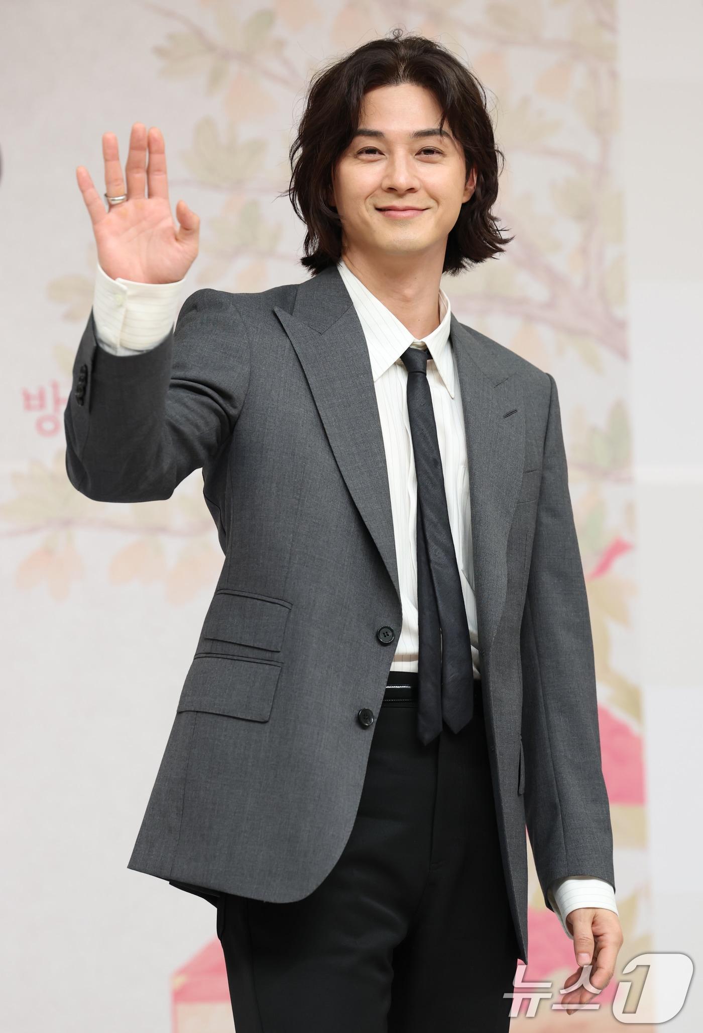 본문 이미지 - 배우 김지훈이 17일 서울 양천구 목동SBS에서 열린 SBS 새 금토드라마 '귀궁'(극본 윤수정/연출 윤성식) 제작발표회에서 포즈를 취하고 있다. '귀궁'은 영매의 운명을 거부하는 무녀 여리와 여리의 첫사랑 윤갑의 몸에 갇힌 이무기 강철이가 왕가에 원한을 품은 팔척귀에 맞닥뜨리며 몸과 혼이 단단히 꼬여버리는 육신 쟁탈 판타지 로코다. 2025.4.17/뉴스1 ⓒ News1 권현진 기자