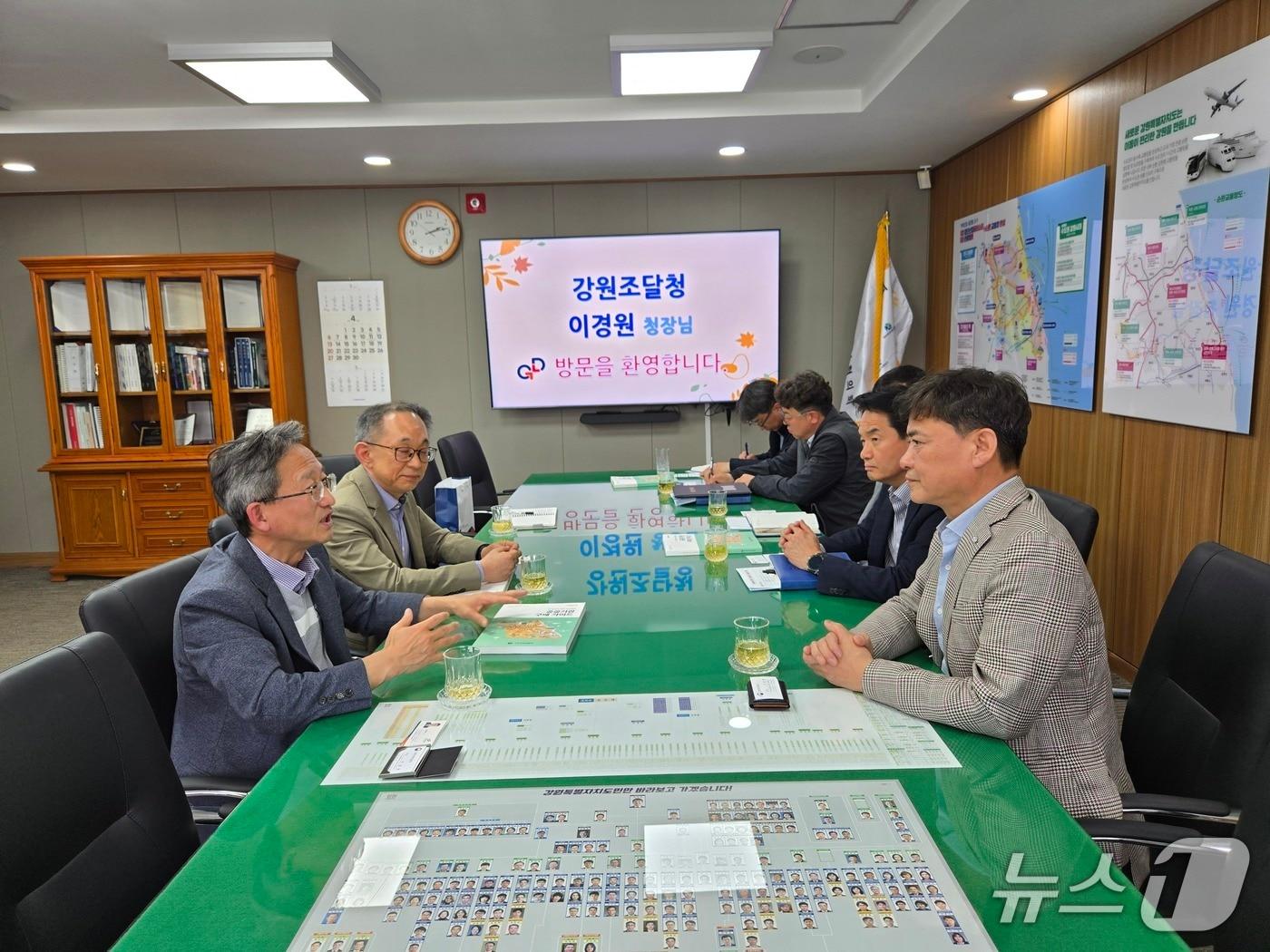 본문 이미지 - 강원조달청과 강원개발공사는 17일 올해 상반기 조달사업의 신속집행과 도내 조달물품 우선 구매 등을 통해 지역경제 활성화를 도모하는 방안에 대해 논의했다.(강원조달청 제공. 재판매 및 DB금지)/뉴스1