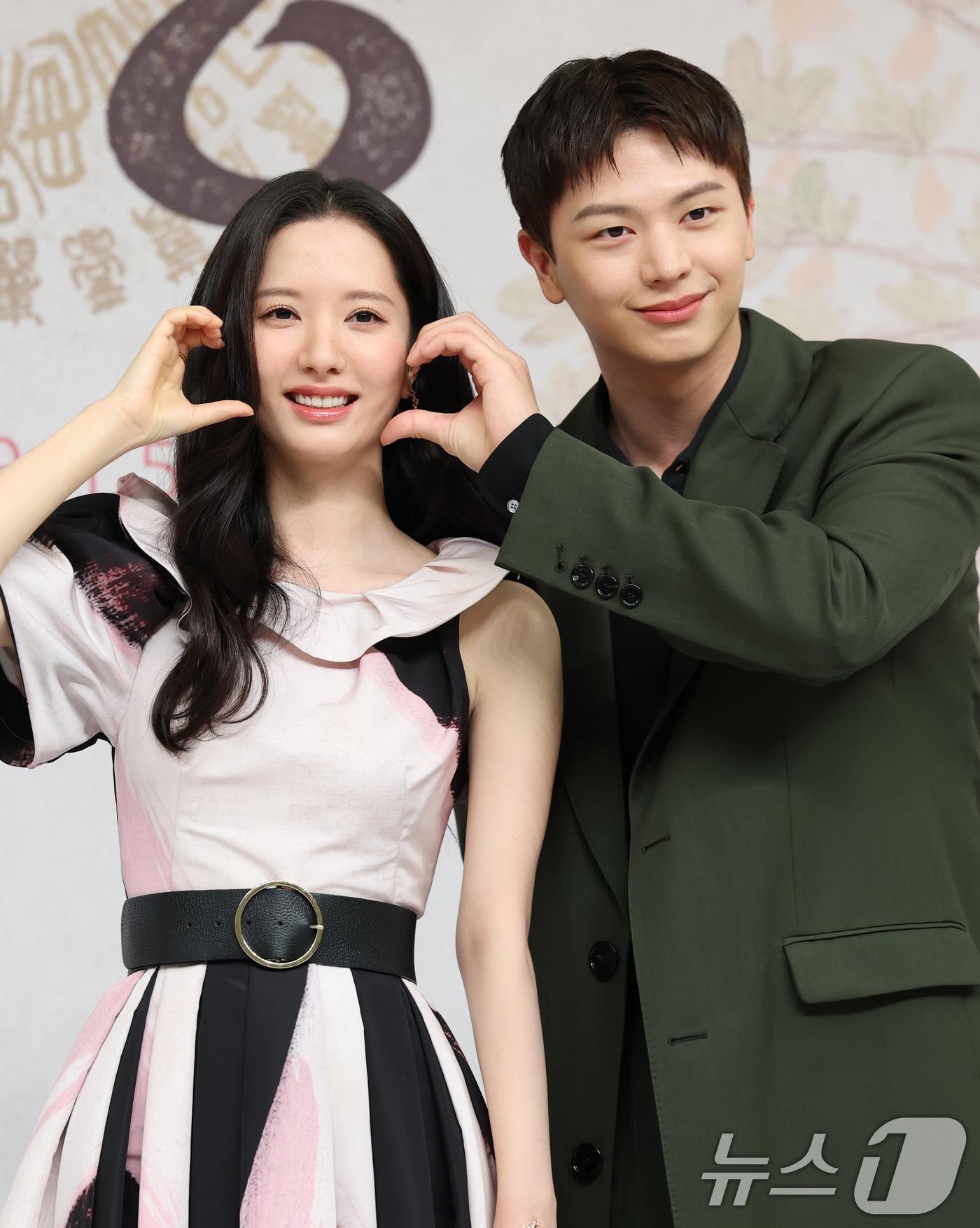 본문 이미지 - 배우 김지훈과 육성재(오른쪽)가 17일 서울 양천구 목동SBS에서 열린 SBS 새 금토드라마 '귀궁'(극본 윤수정/연출 윤성식) 제작발표회에서 포즈를 취하고 있다. '귀궁'은 영매의 운명을 거부하는 무녀 여리와 여리의 첫사랑 윤갑의 몸에 갇힌 이무기 강철이가 왕가에 원한을 품은 팔척귀에 맞닥뜨리며 몸과 혼이 단단히 꼬여버리는 육신 쟁탈 판타지 로코다. 2025.4.17/뉴스1 ⓒ News1 권현진 기자