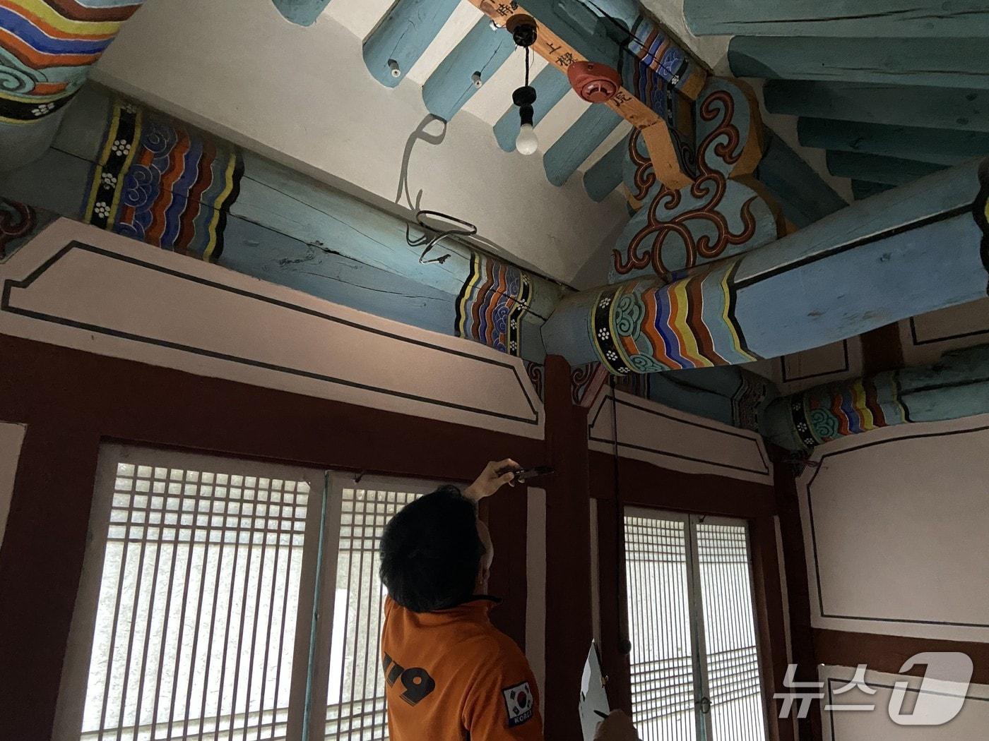 본문 이미지 -  전북소방본부는 지난 14일부터 3주간 도내 전통사찰 144개소를 대상으로 화재안전조사를 시행하고 있다고 17일 밝혔다.&#40;전북소방 제공. 재판매 및 DB금지&#41;