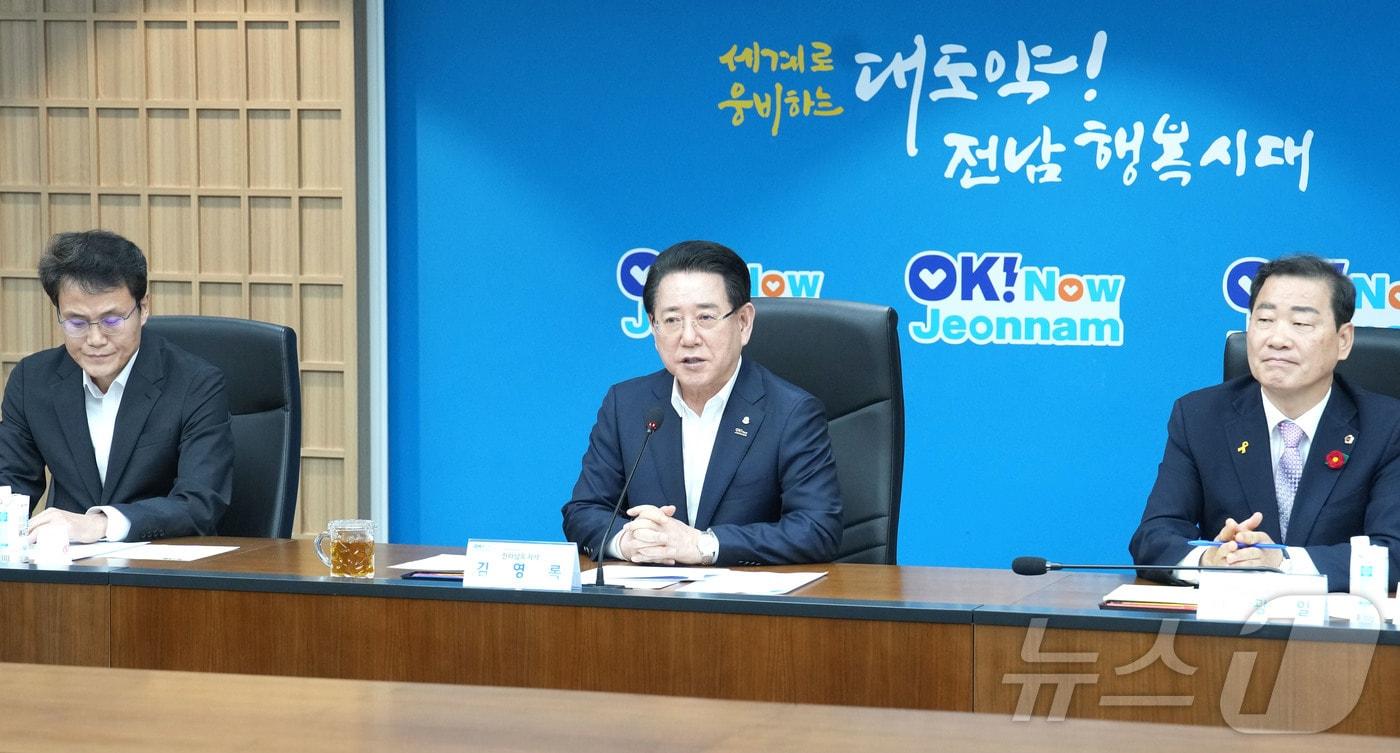 김영록 전라남도지사가 17일 전남도 동부지역본부에서 여수석유화학산업 위기대응 여수산단 산별노조 공동대책위원회 위원들과 간담회를 갖고 지역경제 위기극복을 위한 대책과 국가차원의 위기대응 대책 마련을 위한 논의를 하고 있다.&#40;전남도 제공. 재판매 및 DB금지&#41; 2025.4.17/뉴스1 