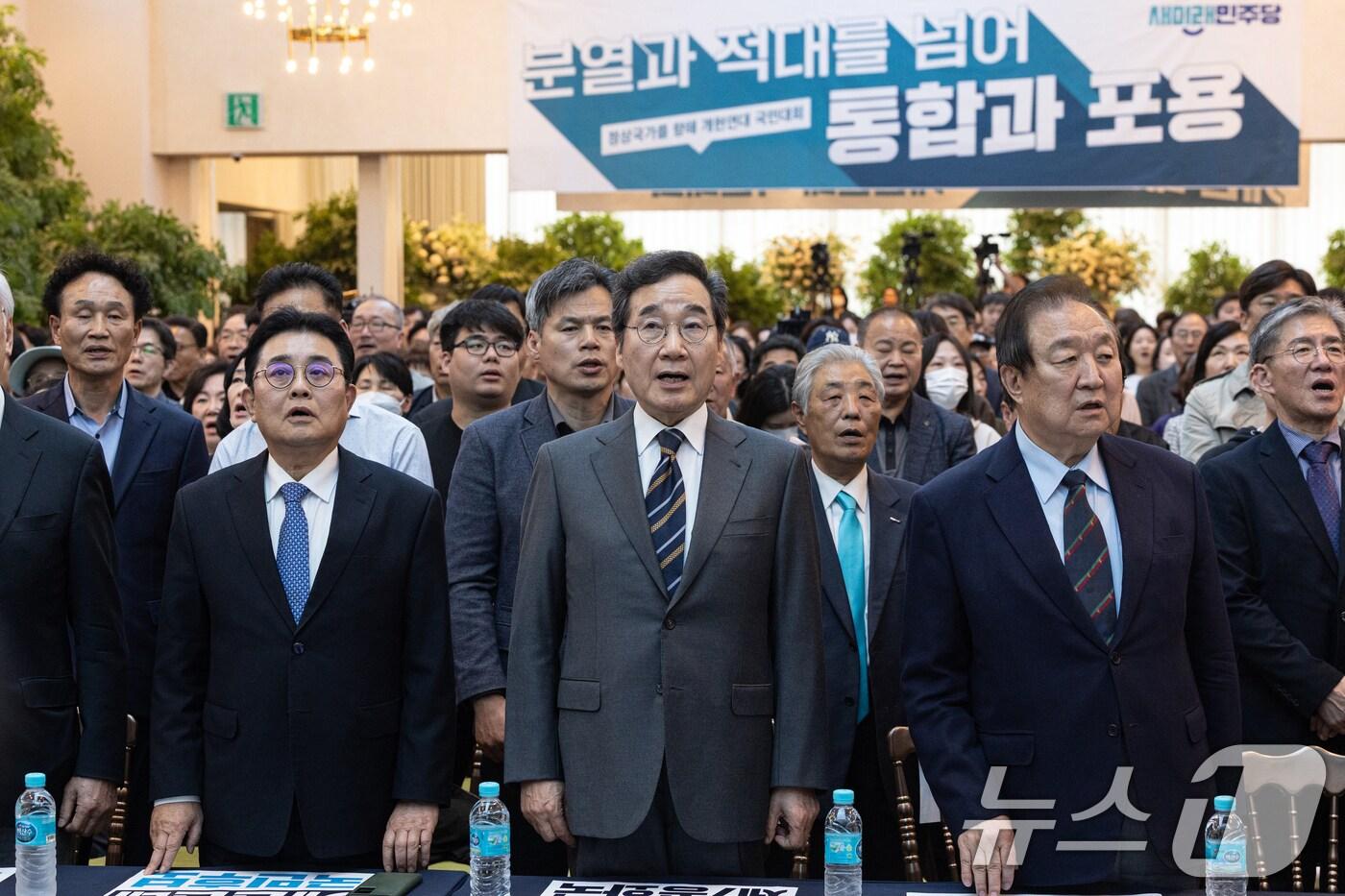 본문 이미지 - 이낙연 새미래민주당 상임고문과 전병헌 새미래민주당 대표가 17일 용산구 전쟁기념관에서 열린 개헌연대 국민대회에서 국민의례하고 있다. 2025.4.17/뉴스1 ⓒ News1 이승배 기자