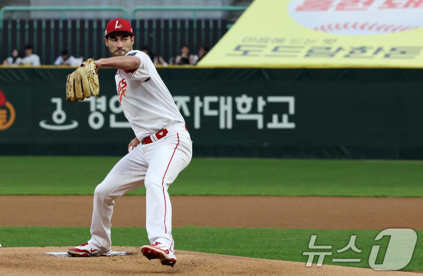 17일 인천시 미추홀구 인천SSG랜더스필드에서 열린 프로야구 '2025 신한 SOL 뱅크 KBO리그' SSG와 한화의 경기에서 SSG 선발 투수 화이트가 역투하고 있다. 2025.4.17/뉴스1 ⓒ News1 박세연 기자