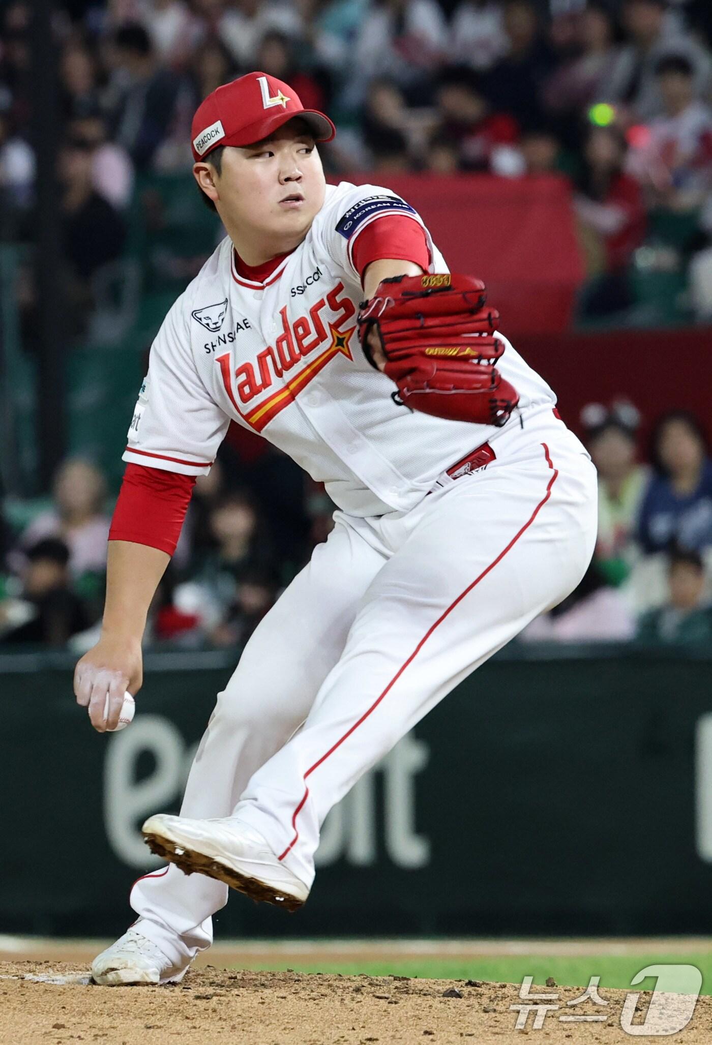 본문 이미지 - 17일 인천시 미추홀구 인천SSG랜더스필드에서 열린 프로야구 &#39;2025 신한 SOL 뱅크 KBO리그&#39; SSG와 한화의 경기에서 5회초 교체된 한화 투수 이로운이 역투하고 있다. 2025.4.17/뉴스1 ⓒ News1 박세연 기자