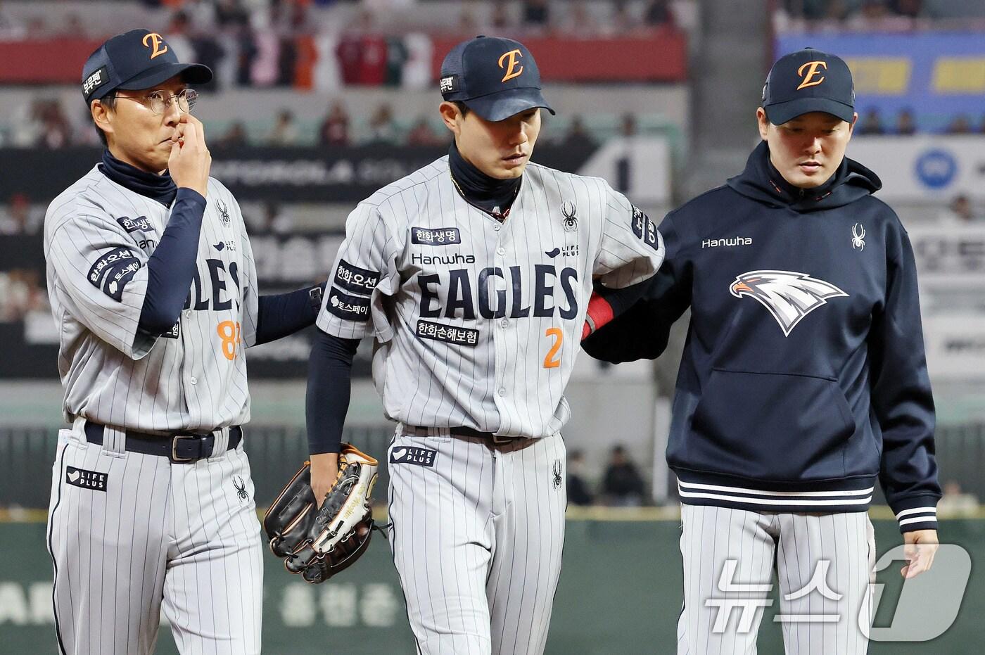 17일 인천시 미추홀구 인천SSG랜더스필드에서 열린 프로야구 '2025 신한 SOL 뱅크 KBO리그' SSG와 한화의 경기에서 5회말 한화 심우준(가운데)이 수비 중 허리부상을 당해 그라운드를 나서고 있다. 2025.4.17/뉴스1 ⓒ News1 박세연 기자