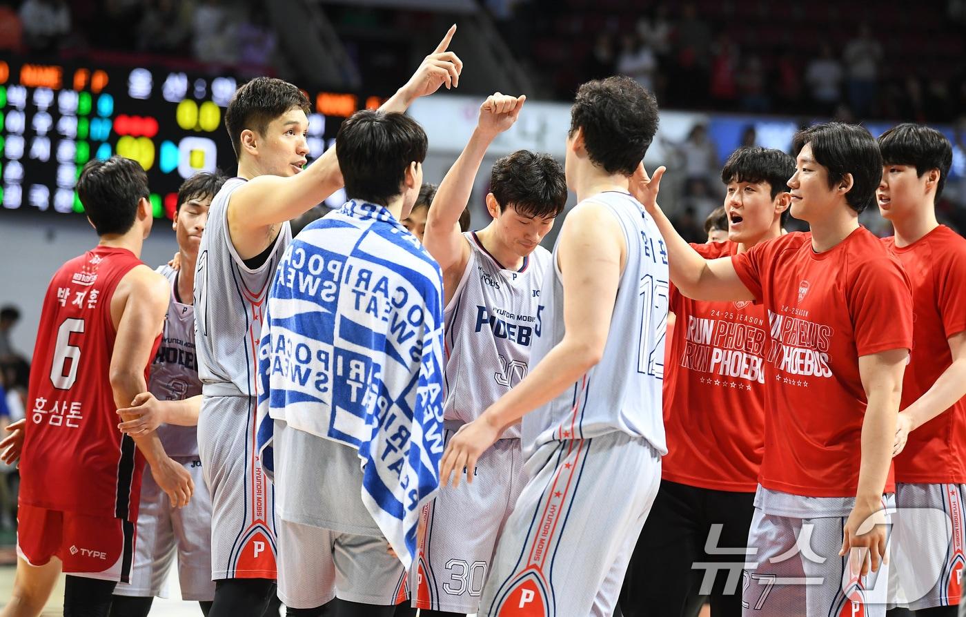 17일 안양 동안구 정관장 아레나에서 열린 2024-2025 프로농구 6강 플레이오프 3차전 울산 현대모비스와 안양 정관장의 경기에서 99대92로 승리를 거둬 4강 플레이오프에 진출한 현대모비스 선수들이 기쁨을 나누고 있다. (KBL 제공. 재판매 및 DB 금지) 2025.4.17/뉴스1
