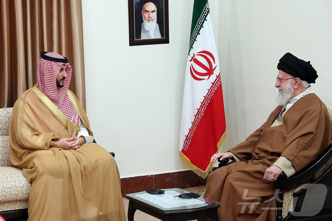 17일(현지시간) 이란 테헤란에서 사우디아라비아 국방장관인 칼리드 빈살만 왕자(왼쪽)가 아야톨라 사예드 알리 하메네이 이란 최고지도자를 예방하고 있다. 사진은 이란 뉴스통신사 WANA 제공. 2025.04.17 ⓒ 로이터=뉴스1 ⓒ News1 김지완 기자
