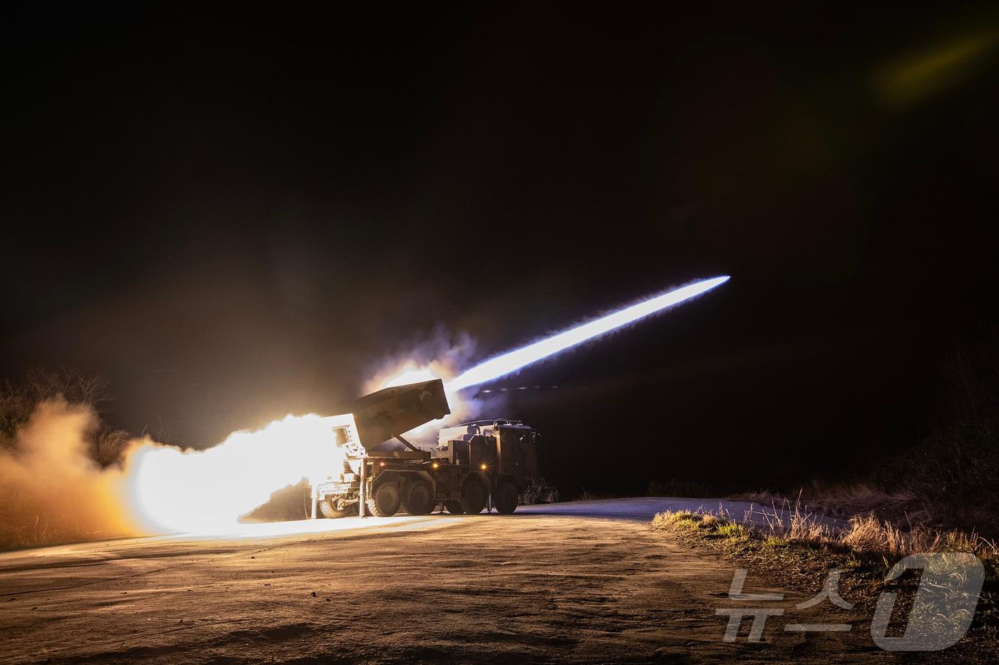 본문 이미지 - 지난 2025년 4월17일 강원도 고성 해안 일대에서 실시한 '야간 해상사격 훈련'에서 3포병여단 소속 천무가 130mm탄을 발사하고 있는 모습. (육군 제공. 재판매 및 DB 금지) 2025.4.18 ⓒ 뉴스1