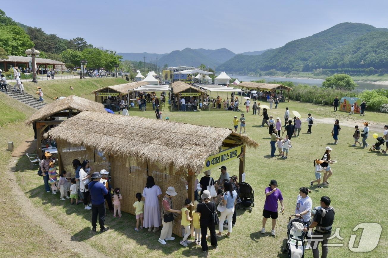 본문 이미지 - 지난해 열린 공주 석장리 구석기축제 모습. (공주시 제공. 재판매 및 DB금지) /뉴스1