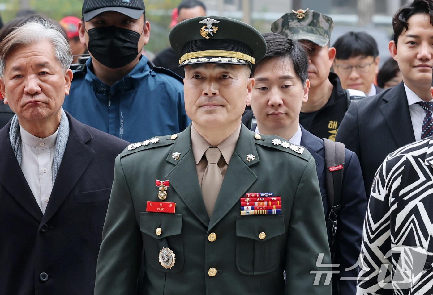 해병대 '채 상병 순직 사건'과 관련해 항명 및 상관명예훼손 혐의로 기소된 박정훈 전 해병대 수사단장(대령)이 18일 서울 서초구 서울고등법원에서 열린 항소심 공판준비기일에 출석하고 있다. 2025.4.18/뉴스1 ⓒ News1 박세연 기자