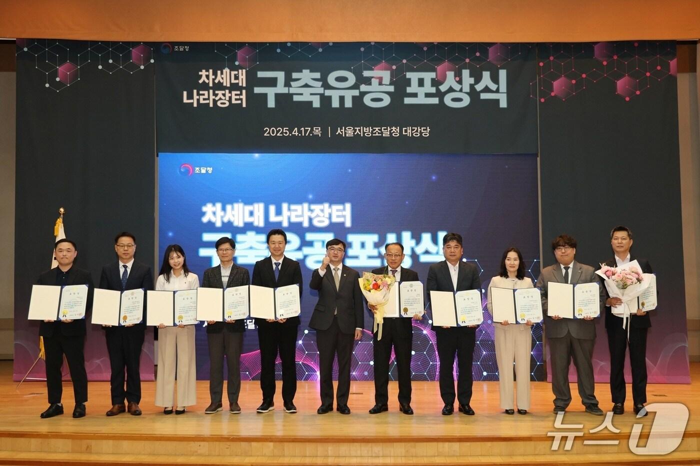 이세철 캐논코리아 영업본부장(오른쪽 끝)과 표창 수상자들이 기념사진을 찍고 있다.(캐논코리아 제공)