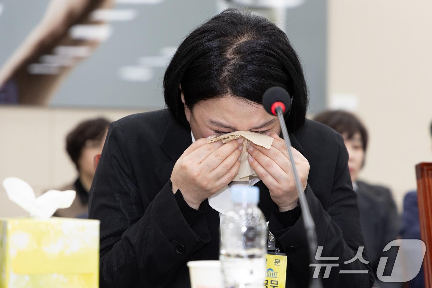 직장 내 괴롭힘으로 숨진 기상캐스터 고&#40;故&#41; 오요안나 씨의 어머니인 장연미 씨가 지난 4월 18일 오전 서울 여의도 국회에서 열린 제424회 국회&#40;임시회&#41; 과학기술방송통신위원회 제2차 전체회의에서 눈물을 흘리고 있다. 2025.4.18/뉴스1 ⓒ News1 이재명 기자
