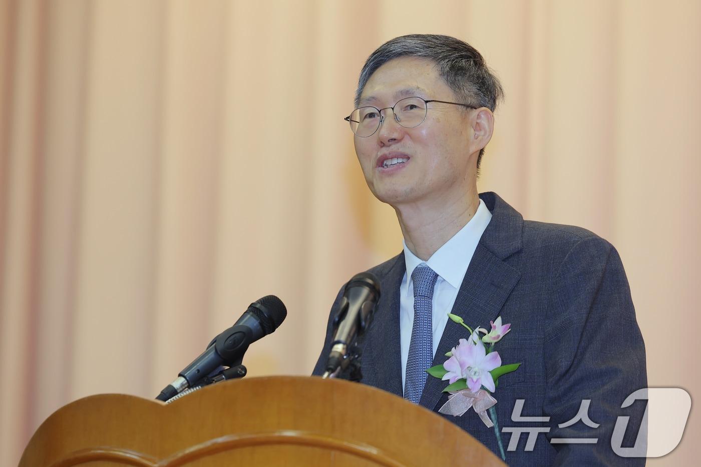 문형배 헌법재판소장 권한대행이 4월 18일 오전 서울 종로구 재동 헌법재판소 대강당에서 열린 문형배·이미선 헌법재판관 퇴임식에서 퇴임사를 하고 있다. 2025.4.18/뉴스1 ⓒ News1 박정호 기자