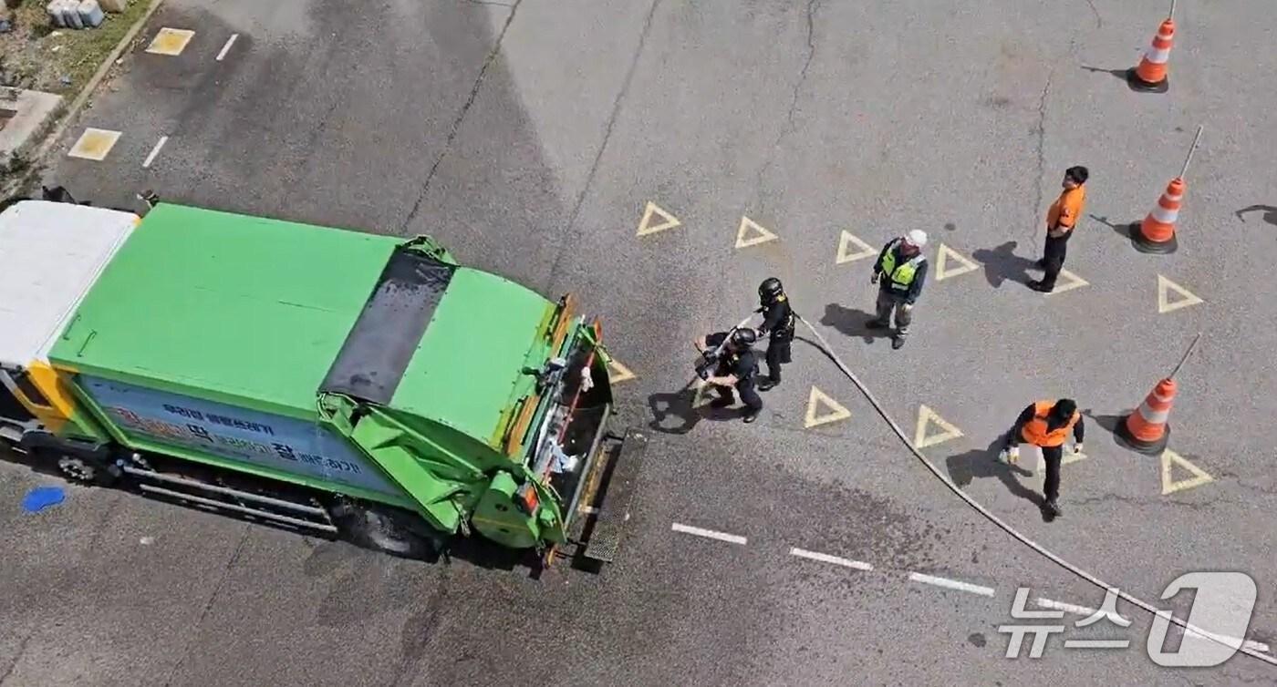 지난 17일 광주 광산구 소촌동의 소방학교 내 쓰레기 수거차량에서 불이나 비번 날 훈련하던 북부소방서 구조1팀이 진화하고 있다.(광주 북부소방 제공. 재판매 및 DB 금지)