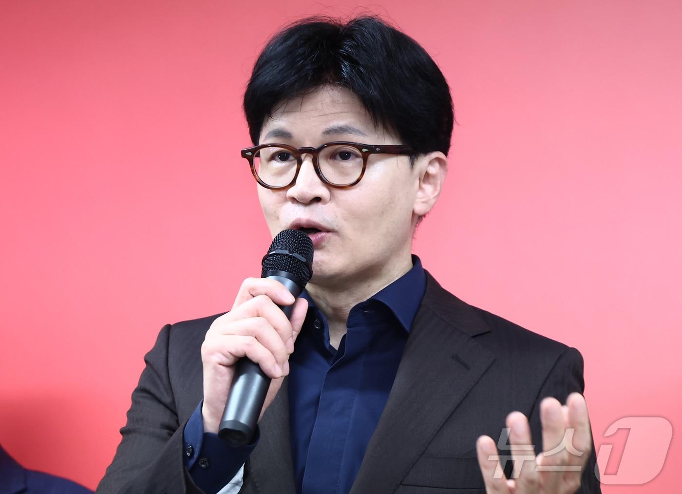 본문 이미지 - 한동훈 전 국민의힘 대표는 지난 4월 18일 서울 여의도에 마련된 국민먼저캠프 사무실에서 기자회견을 하고 있다. 2025.4.18/뉴스1 ⓒ News1 김민지 기자